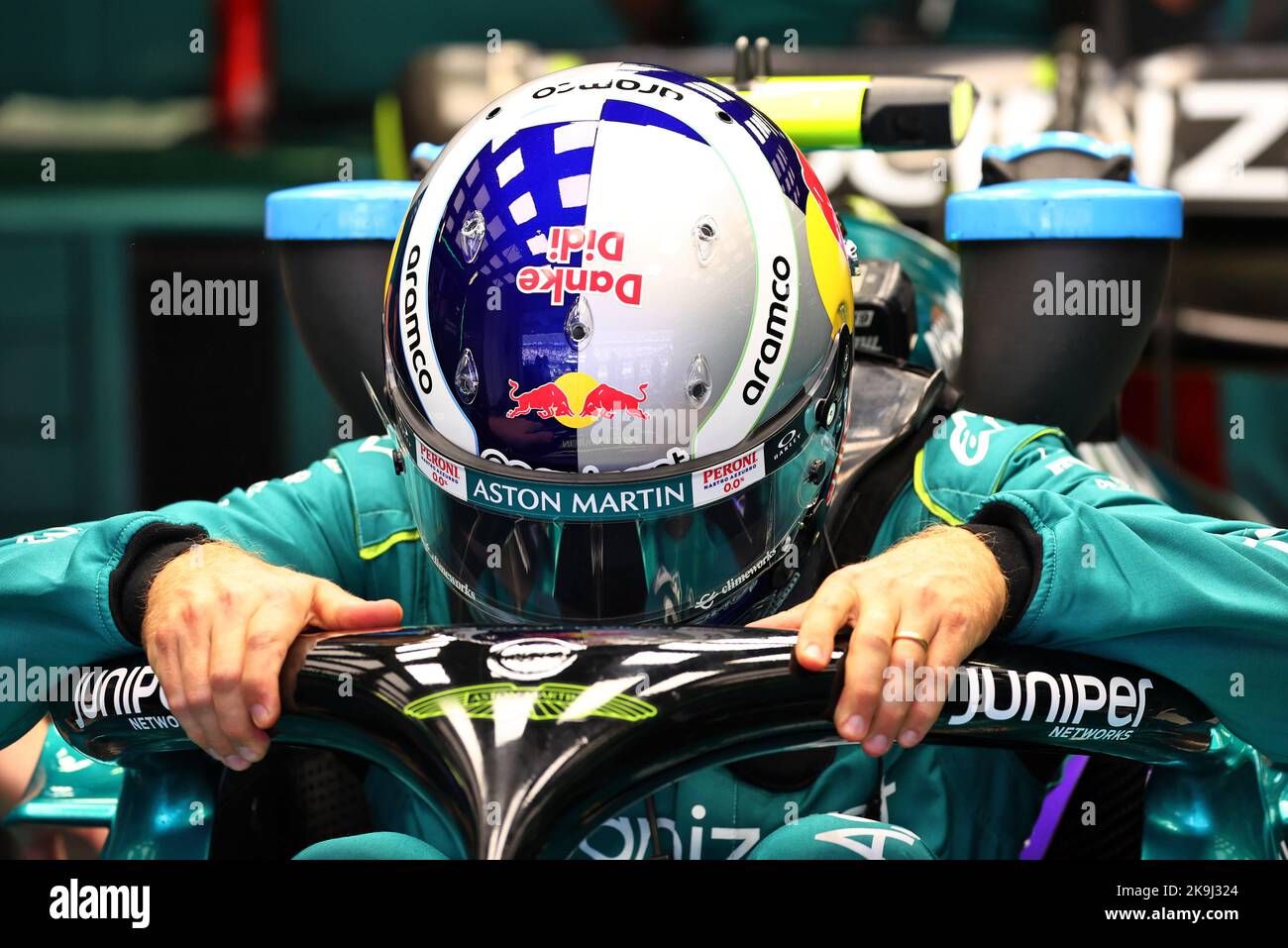 Città del Messico, Messico. 28th Ott 2022. Sebastian Vettel (GER) Aston Martin F1 Team AMR22 indossando un casco tributo a Dietrich Mateschitz (AUT) Amministratore Delegato e fondatore di Red Bull 28.10.2022. Campionato del mondo Formula 1, Rd 20, Gran Premio del Messico, Città del Messico, Messico, Giornata di pratica. Il credito fotografico dovrebbe essere: XPB/immagini dell'Associazione Stampa. Credit: XPB Images Ltd/Alamy Live News Foto Stock