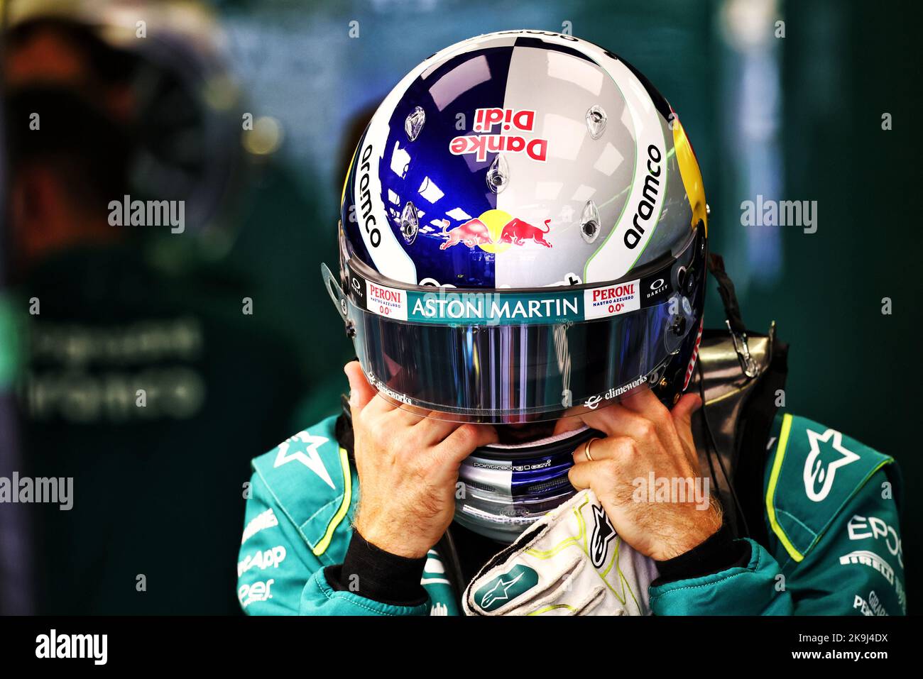 Città del Messico, Messico. 28th Ott 2022. Sebastian Vettel (GER) Aston Martin F1 Team indossa un casco tributo a Dietrich Mateschitz (AUT) CEO e fondatore di Red Bull 28.10.2022. Campionato del mondo Formula 1, Rd 20, Gran Premio del Messico, Città del Messico, Messico, Giornata di pratica. Il credito fotografico dovrebbe essere: XPB/immagini dell'Associazione Stampa. Credit: XPB Images Ltd/Alamy Live News Foto Stock