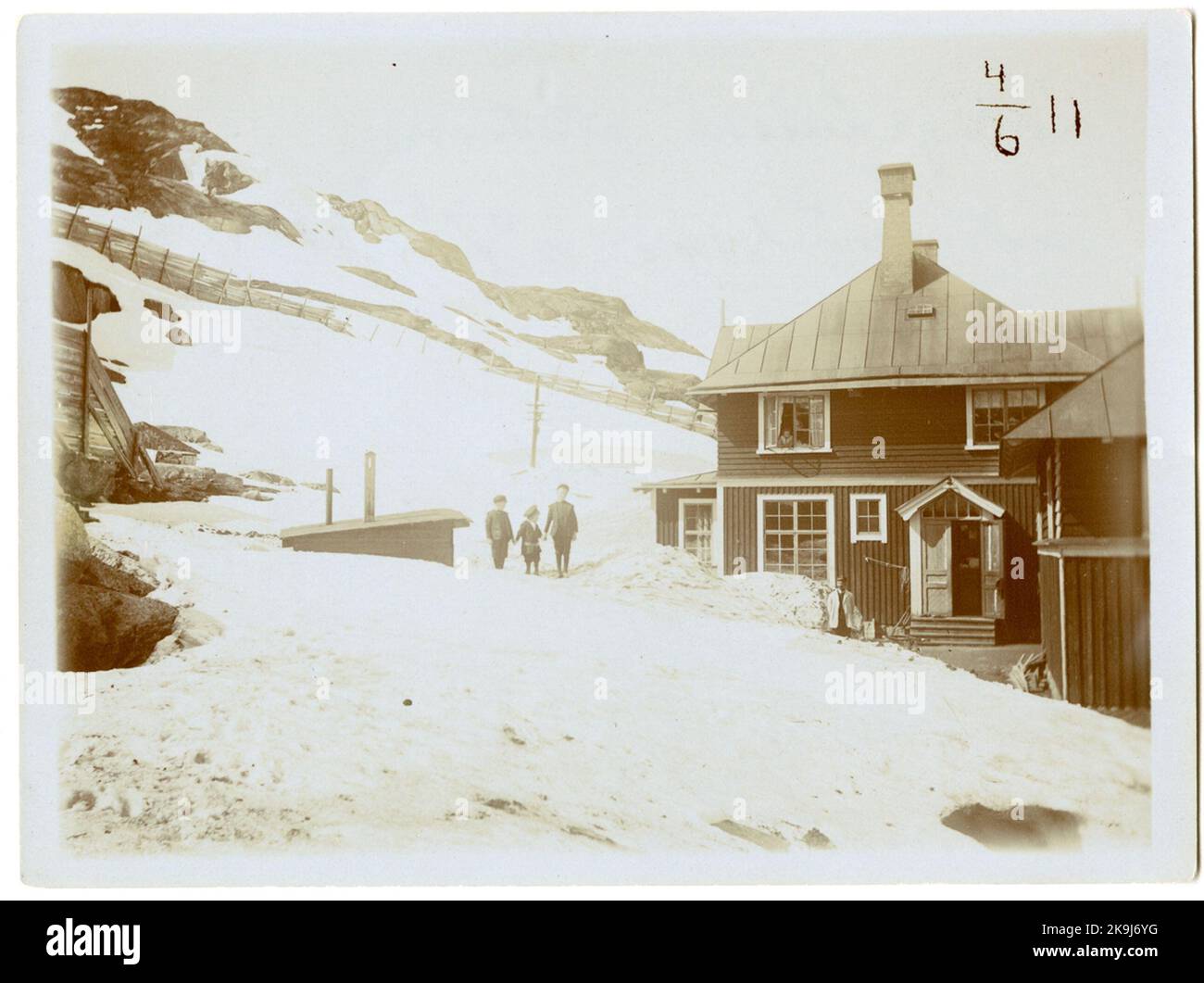 La stazione di confine nazionale con la neve sulla montagna 1911-06-04 Foto Stock