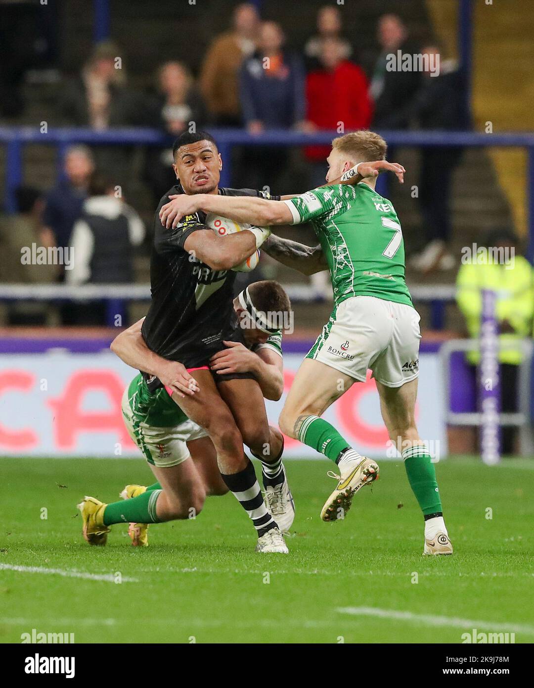 Leeds, Regno Unito. 28th Ott 2022. 28th ottobre 2022; Headingley Stadium, Headingley, Leeds, West Yorkshire, Inghilterra; Coppa del mondo di Rugby Nuova Zelanda contro Irlanda: Ronaldo Mulitalo della Nuova Zelanda è affrontato da ed Chamberlain e Joe Keyes di Irlanda Credit: Action Plus Sports Images/Alamy Live News Foto Stock