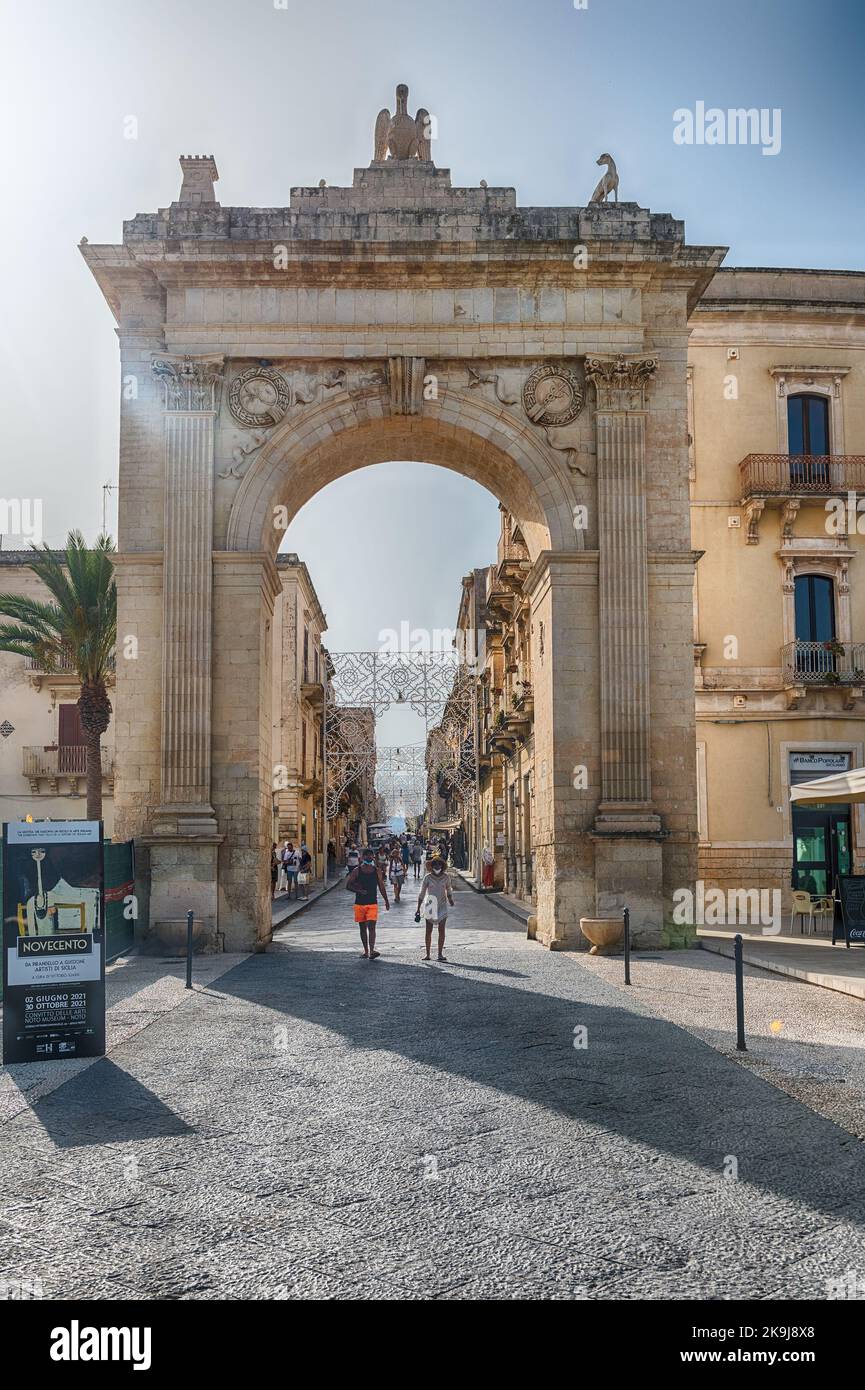 NOTO, ITALIA - 12 AGOSTO 2021: Porta reale è il principale punto di accesso al centro storico di noto, pittoresca cittadina siciliana Foto Stock