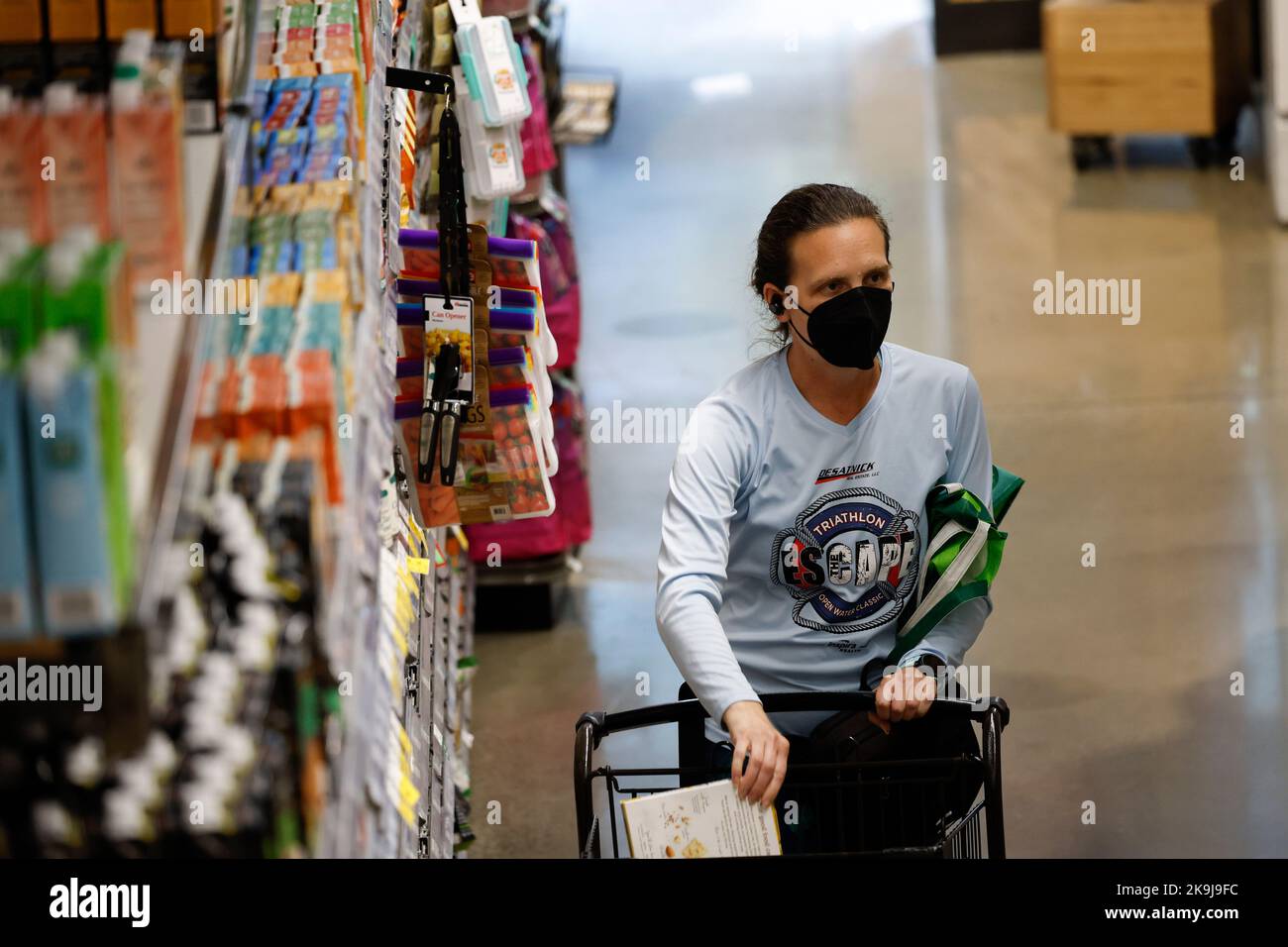 Washington DC, Stati Uniti. 28th Ott 2022. Un cliente negozi in un supermercato a Washington, DC, Stati Uniti, il 28 ottobre 2022. Il sentimento dei consumatori degli Stati Uniti è salito un po 'in ottobre, anche se l'inflazione ha continuato a strangolare i redditi di molte famiglie americane. Credit: Ting Shen/Xinhua/Alamy Live News Foto Stock