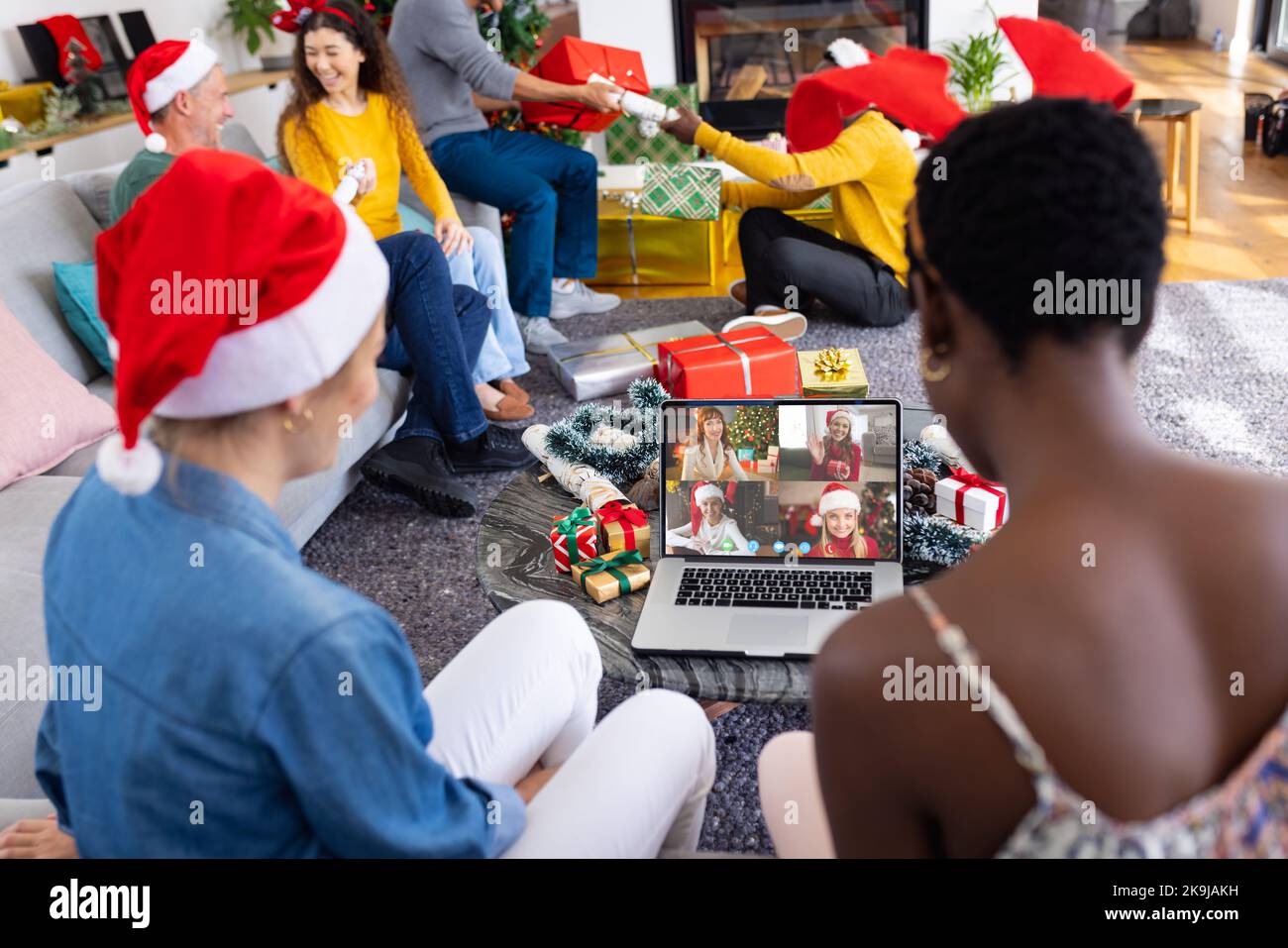 Diversi gruppi di amici che hanno videochiamate natalizie con persone diverse Foto Stock
