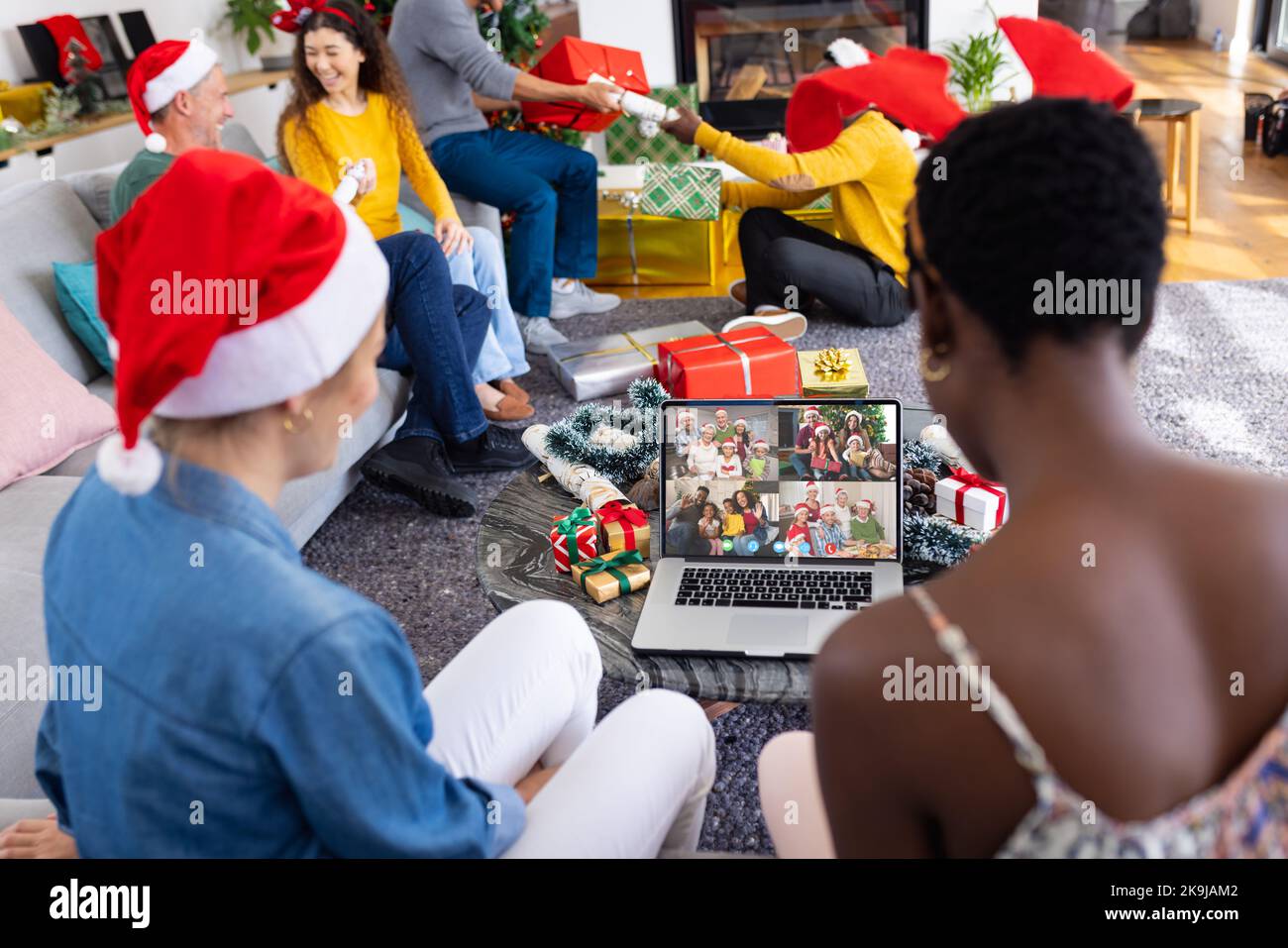 Diversi gruppi di amici che hanno videochiamate natalizie con persone diverse Foto Stock