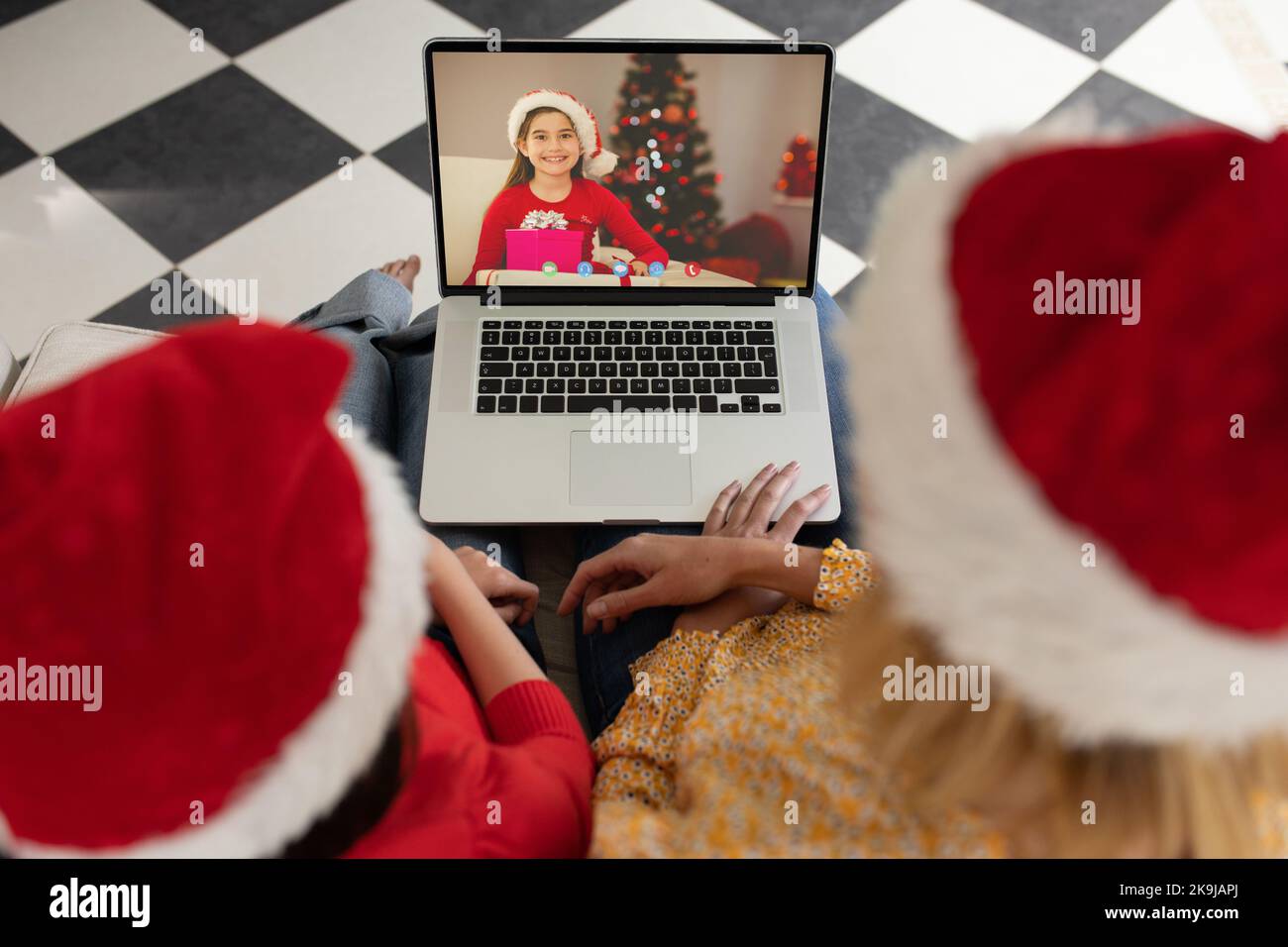 Coppia diversa che ha la videochiamata di natale con la ragazza biracial Foto Stock