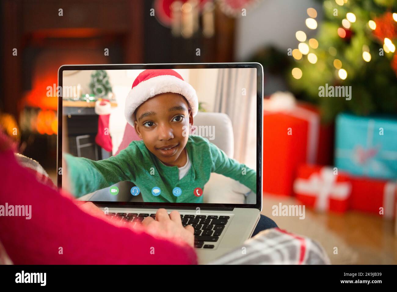 Donna caucasica con videochiamata di natale con il ragazzo afro-americano Foto Stock