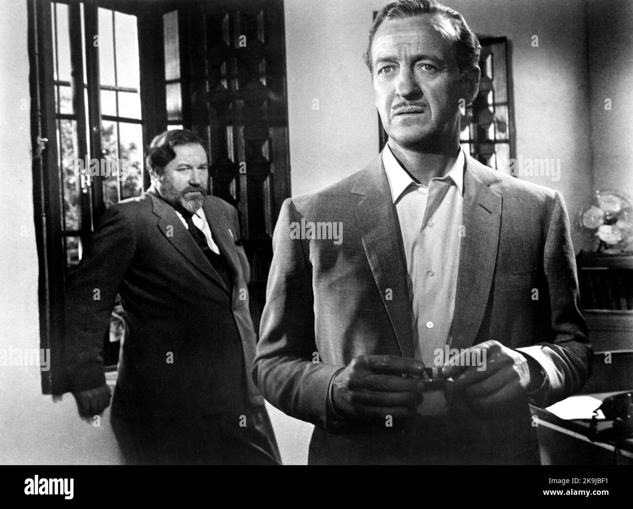 James Robertson Justice, David Niven, on-set of the British Film, 'Guns of Darkness', Warner Bros., 1962 Foto Stock