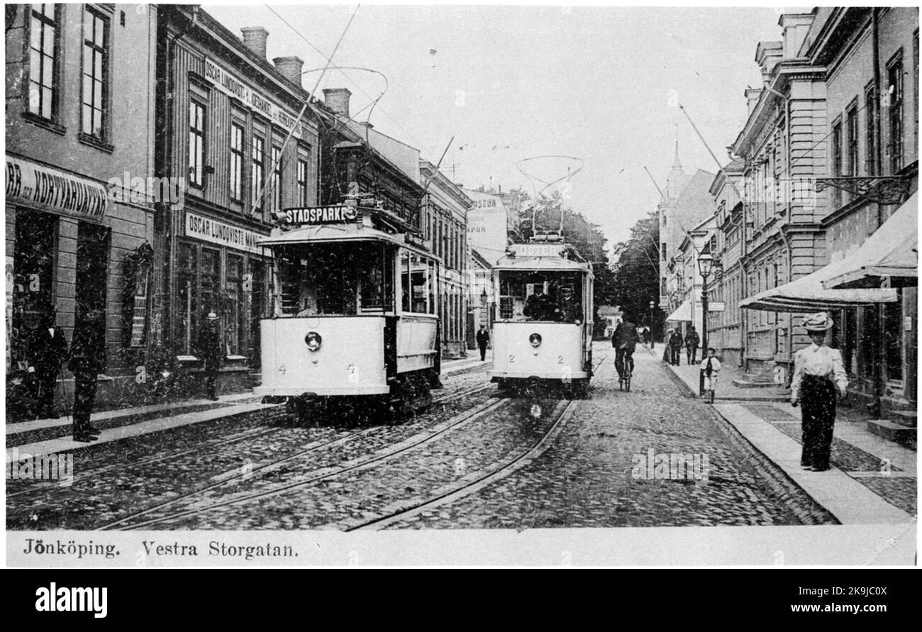 Tram di Jönköping, JS tram 4 e 2 su Västra Storgatan a ovest. Dietro il carro 2, l'ingranaggio è visibile in pista verso Barnarpsgatan e oltre la pista d'incontro. Foto Stock