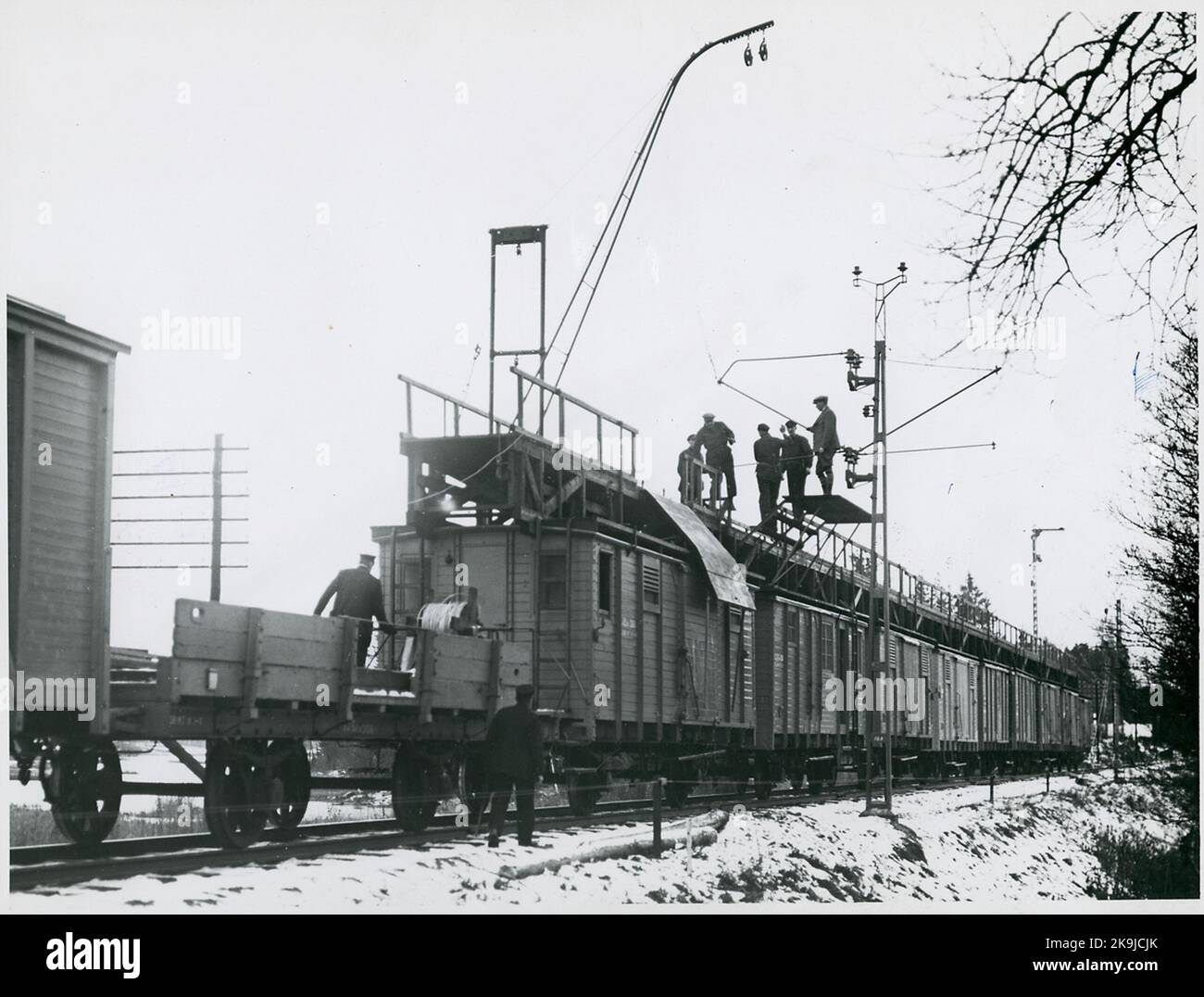 Il treno di montaggio al lavoro. Vagone merci Ferrovie statali, SJS 246. Foto Stock