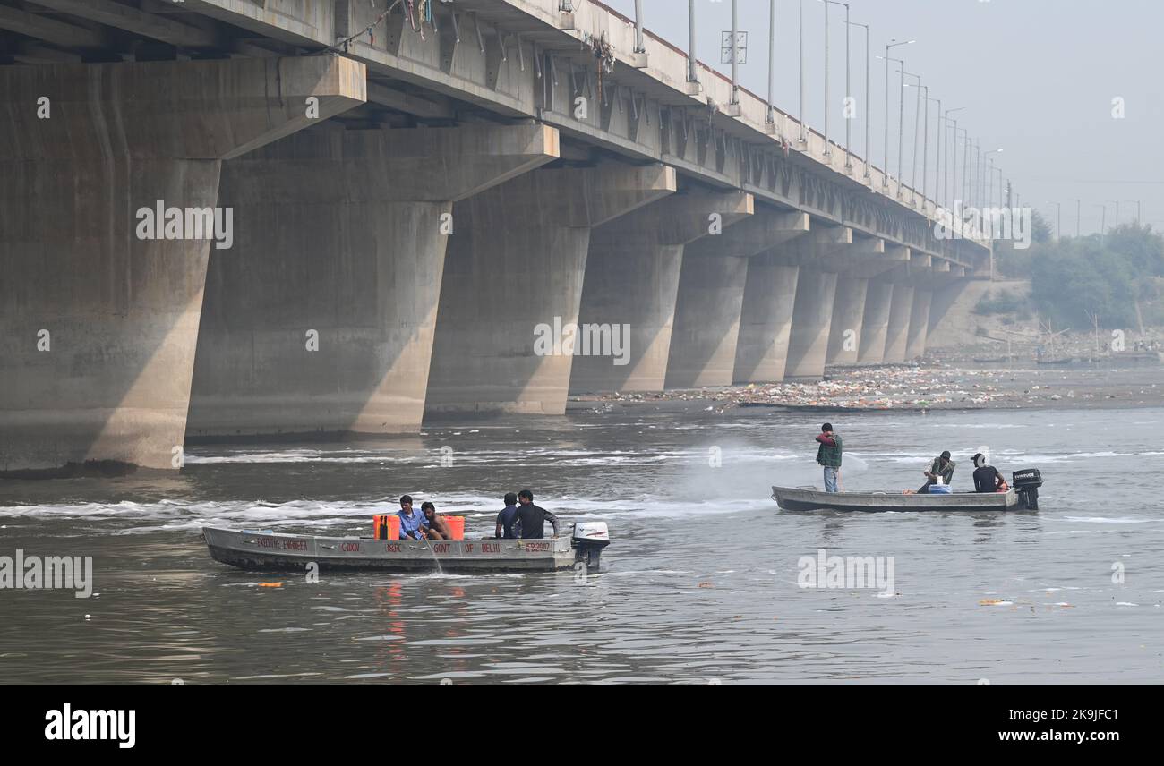 Nuova Delhi, India. 28th Ott 2022. NEW DELHI, INDIA - 28 OTTOBRE: Un funzionario del Jal Board di Delhi spruzza sostanze chimiche per sciogliere la schiuma tossica che galleggia nelle acque inquinate del fiume Yamuna, davanti alle celebrazioni Chhath Puja a Kalindi Kunj il 28 ottobre 2022 a Nuova Delhi, India. (Foto di Sonu Mehta/Hindustan Times/Sipa USA) Credit: Sipa USA/Alamy Live News Foto Stock