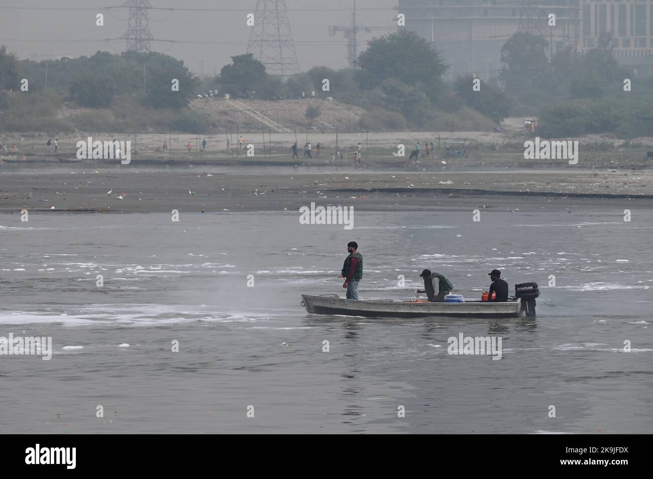 Nuova Delhi, India. 28th Ott 2022. NEW DELHI, INDIA - 28 OTTOBRE: Un funzionario del Jal Board di Delhi spruzza sostanze chimiche per sciogliere la schiuma tossica che galleggia nelle acque inquinate del fiume Yamuna, davanti alle celebrazioni Chhath Puja a Kalindi Kunj il 28 ottobre 2022 a Nuova Delhi, India. (Foto di Sonu Mehta/Hindustan Times/Sipa USA) Credit: Sipa USA/Alamy Live News Foto Stock