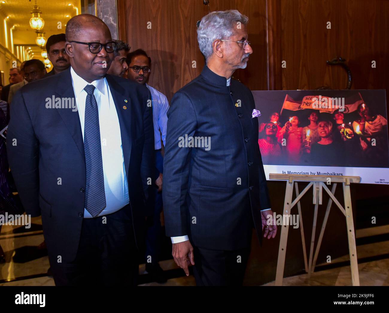 MUMBAI, INDIA - OTTOBRE 28: Michael Moussa Adamo, ministro degli Esteri, Gabon e presidente del Consiglio di sicurezza delle Nazioni Unite, e Subrahmanyam Jaishankar, ministro degli Affari esteri, governo indiano, in visita alla mostra fotografica sull'attacco del terrore di Mumbai del 26/11, dopo il briefing informale alla Commissione antiterrorismo del Consiglio di sicurezza delle Nazioni Unite, Per un incontro speciale su "contrastare l'uso delle nuove tecnologie ed emergenti a scopo terroristico", ospitato dal Ministero degli Affari esteri, Governo indiano, al Palazzo del Taj Mahal il 28 ottobre 2022 a Mumbai, India. (Foto di Anshuman Poyrekar/Hindustan Times/Sipa Foto Stock