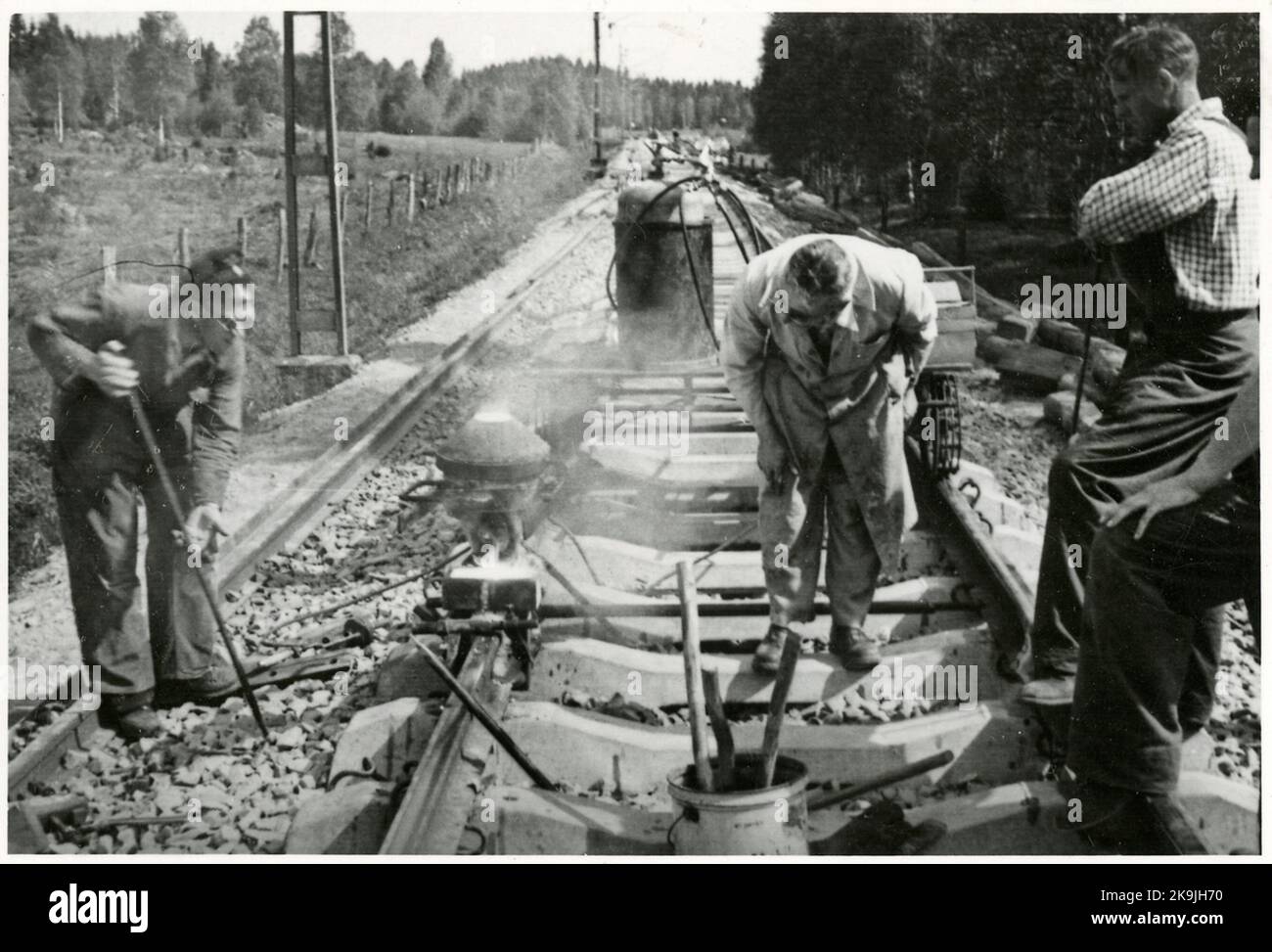 Saldatura Thermit di giunti su smerigliatrici per calcestruzzo, sul percorso tra Nässjö-Sävsjö 1953. Foto Stock