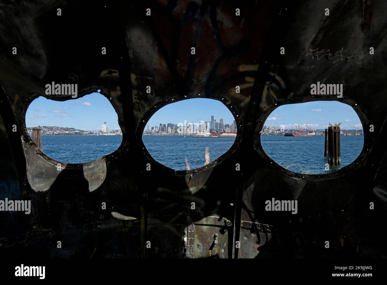 Vista del centro di Seattle attraverso il porthole della vecchia nave. Foto Stock