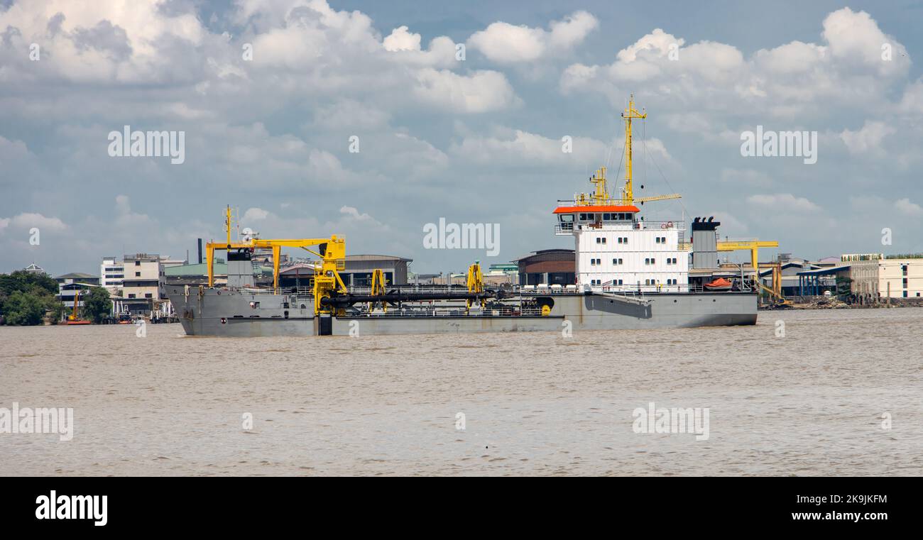 La nave - una draga a tramoggia di aspirazione all'ingresso del fiume Chao Phraya Foto Stock