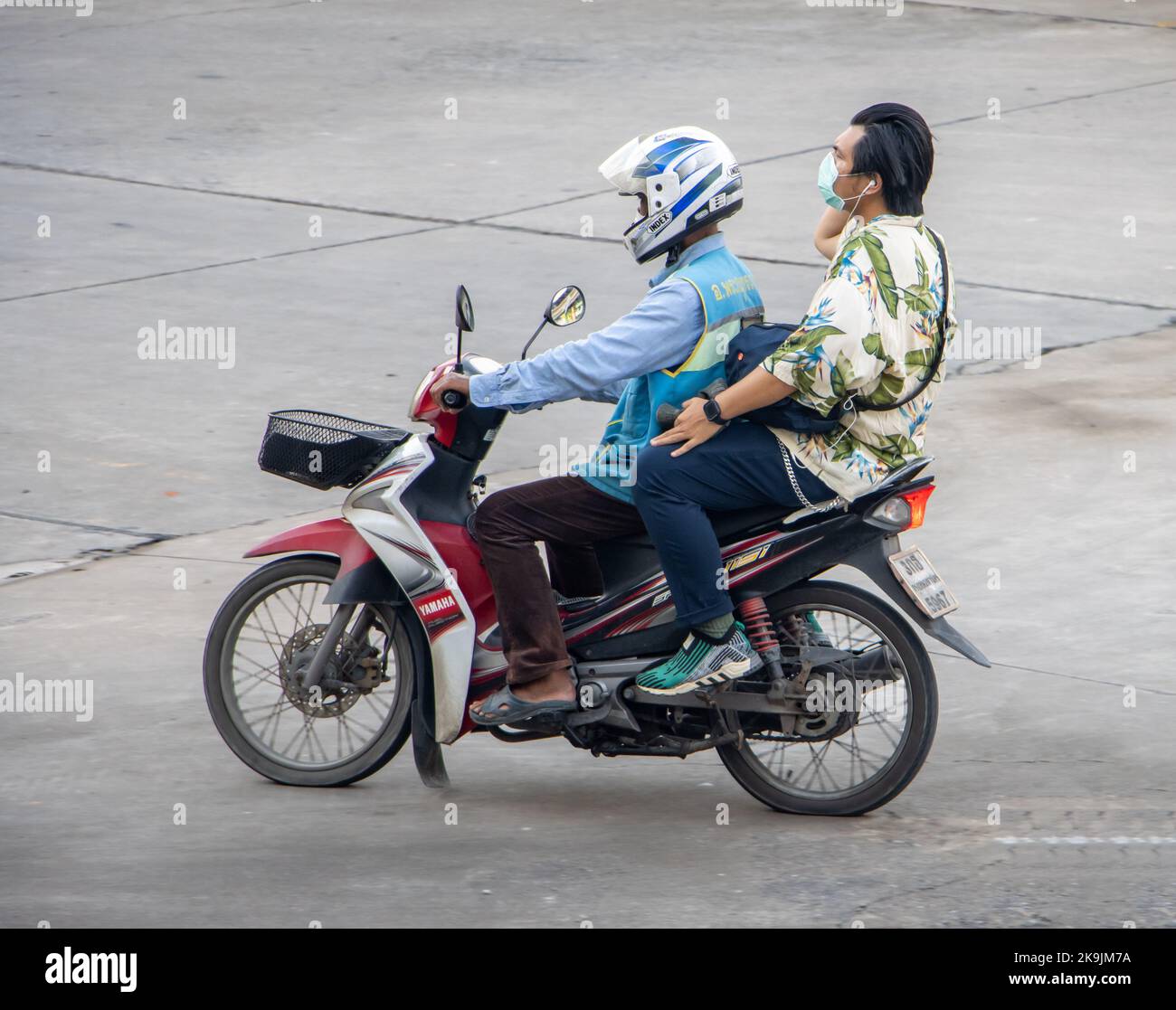 SAMUT PRAKAN, THAILANDIA, 23 2022 SETTEMBRE, tassista su una moto ride con un uomo. Foto Stock
