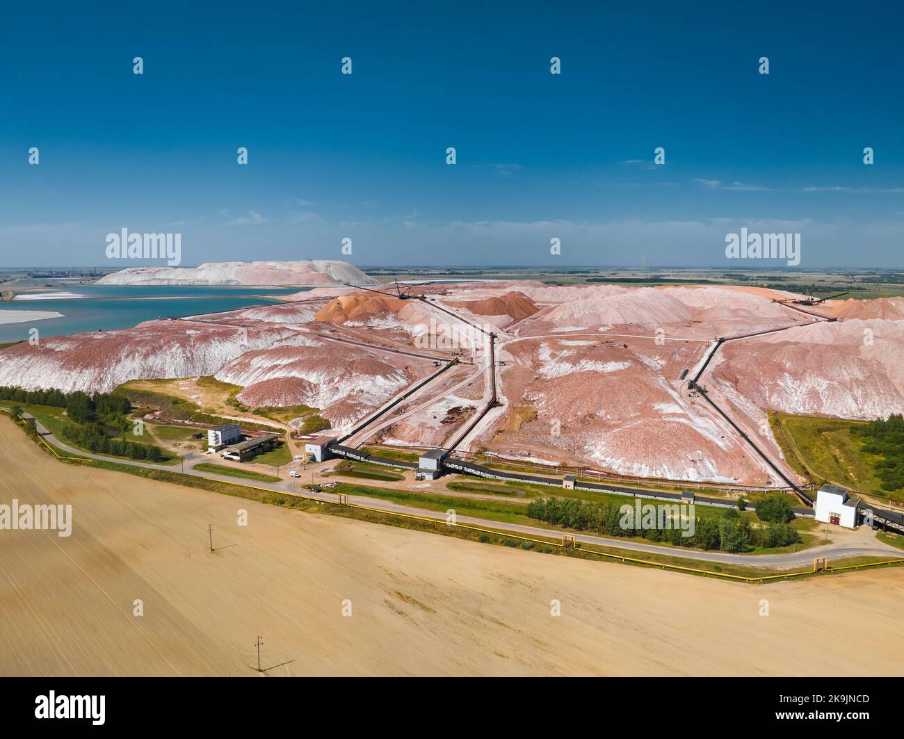 Discariche di sale di potassio illuminate e stoccaggio dei rifiuti di perforazione Foto Stock