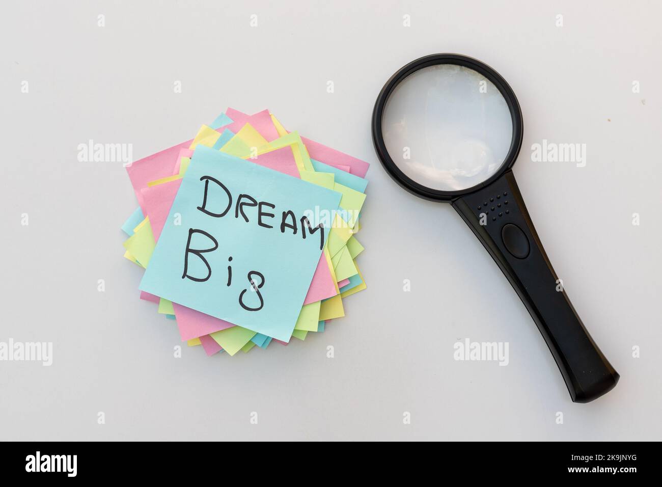 Dream Big scritto a mano su una nota appiccicosa. Concetto di ricerca per grandi sogni o slogan motivazionale Foto Stock