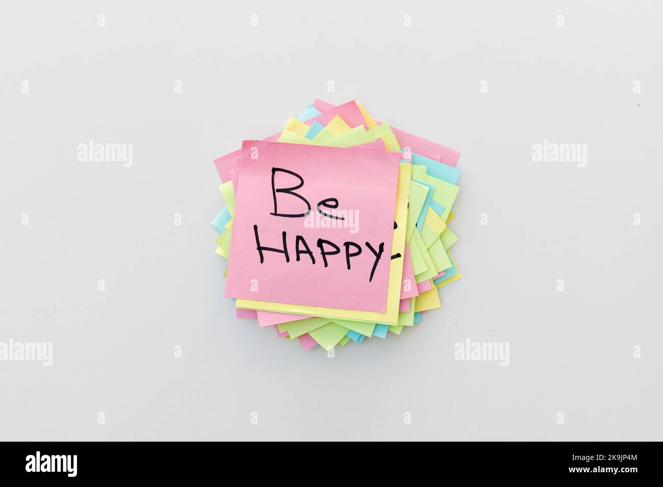 Siate felici appunti scritti a mano o slogan su sfondo bianco isolato Foto Stock