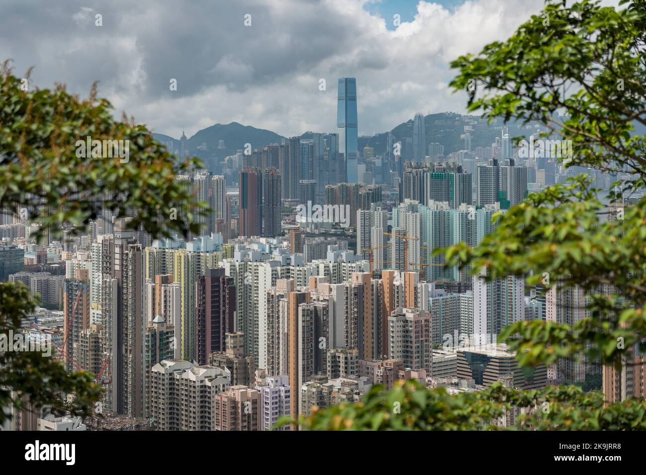 L'ICC, l'edificio più alto di Hong Kong, si erge sopra l'alto sviluppo ad alta densità di Kowloon, visto dalla Piper's Hill, 2017 Foto Stock