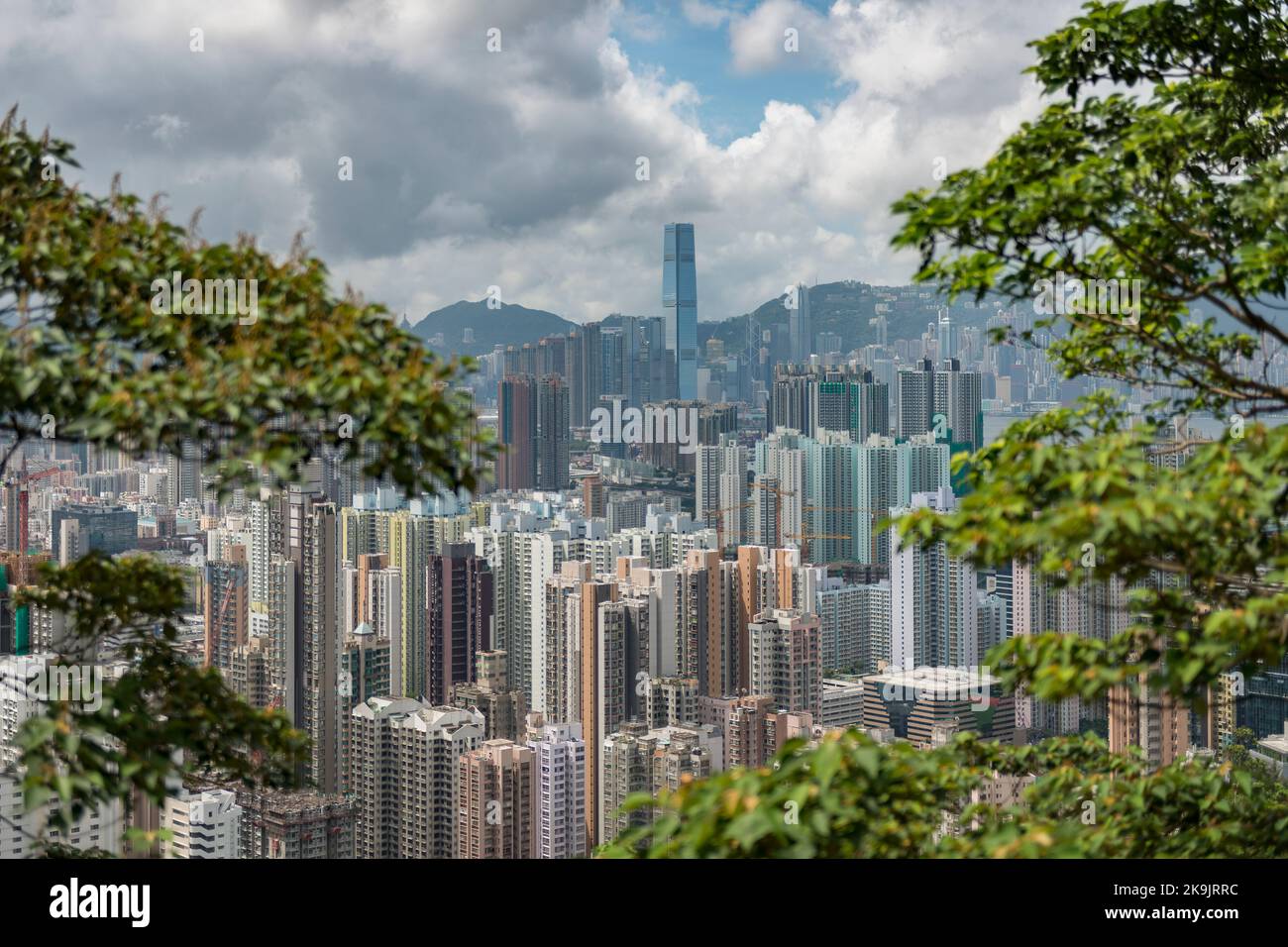 L'ICC, l'edificio più alto di Hong Kong, si erge sopra l'alto sviluppo ad alta densità di Kowloon, visto dalla Piper's Hill, 2017 Foto Stock