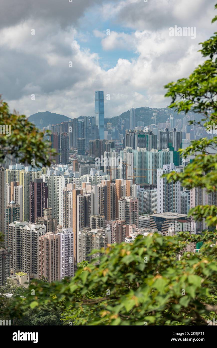L'ICC, l'edificio più alto di Hong Kong, si erge sopra l'alto sviluppo ad alta densità di Kowloon, visto dalla Piper's Hill, 2017 Foto Stock