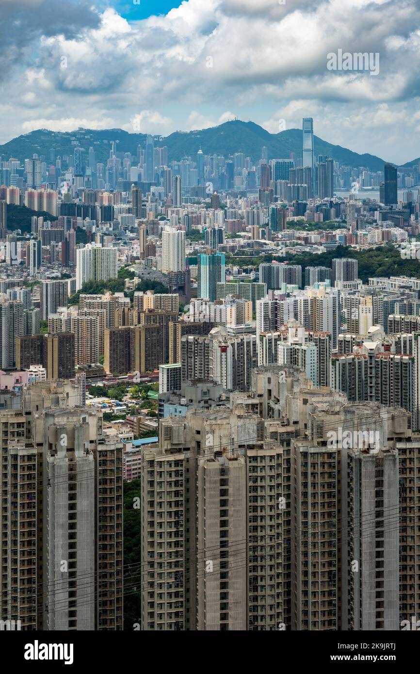 L'ICC, l'edificio più alto di Hong Kong, si erge sopra l'alto sviluppo ad alta densità di Kowloon, visto dalla Sha Tin Pass Road Foto Stock