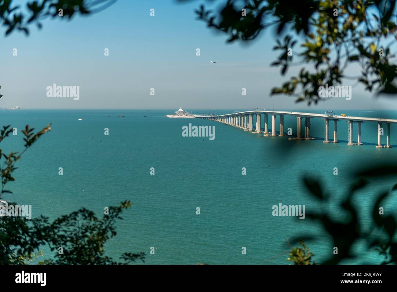 La sezione di Hong Kong link Road del ponte Hong Kong-Zhuhai-Macao, vista dall'antico sentiero di Tung o sull'isola di Lantau, Hong Kong, gennaio 2018. Foto Stock