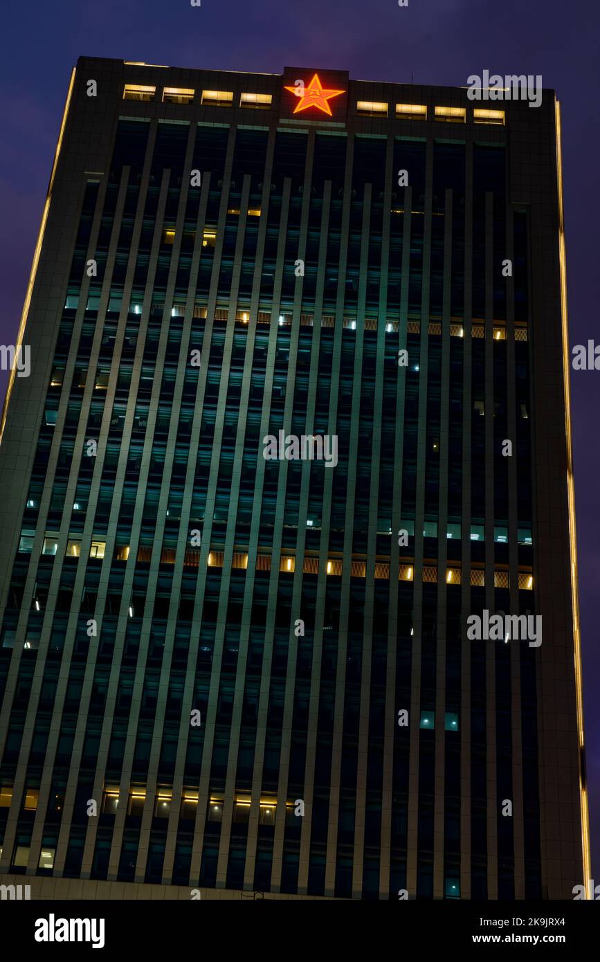 La facciata settentrionale dell'Esercito popolare Cinese di Liberazione forza l'edificio di Hong Kong di notte, l'Ammiragliato, l'Isola di Hong Kong Foto Stock