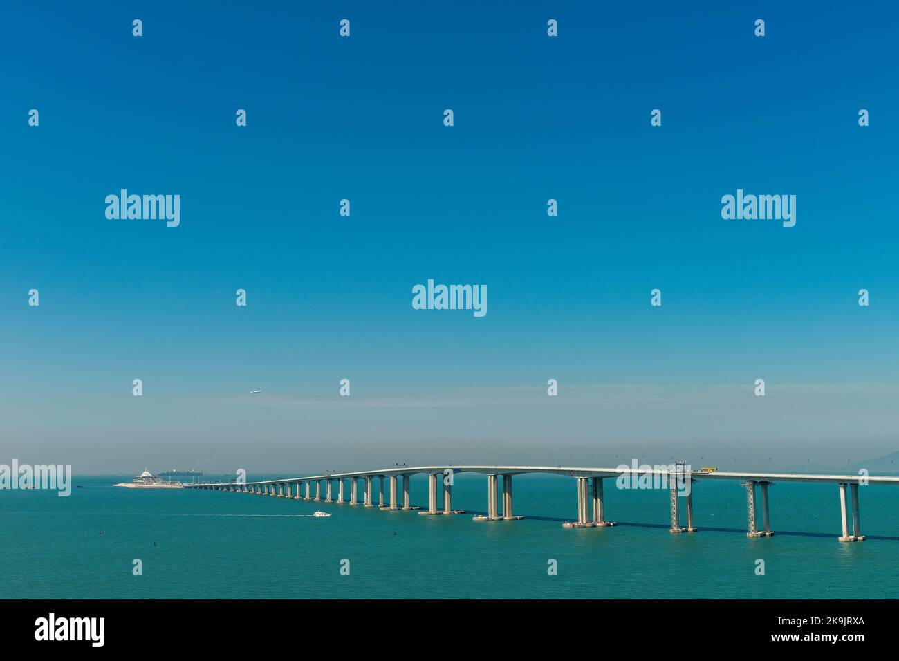 La sezione di Hong Kong link Road del ponte Hong Kong-Zhuhai-Macao, vista dall'antico sentiero di Tung o sull'isola di Lantau, Hong Kong, gennaio 2018. Foto Stock