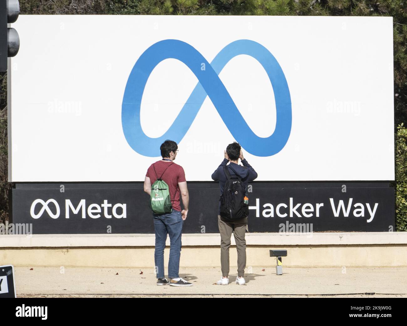 Menlo Park, Stati Uniti. 28th Ott 2022. La gente fotografa un cartello sul campus Meta a Menlo Park, California, venerdì 28 ottobre 2022. Il 27 ottobre, Meta ha perso $80 miliardi di dollari di valore contabile con un calo delle azioni del 24 per cento sui poveri guadagni. Foto di Terry Schmitt/UPI Credit: UPI/Alamy Live News Foto Stock