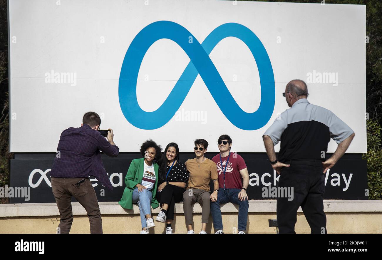 Menlo Park, Stati Uniti. 28th Ott 2022. La gente posa per una foto ad un cartello sul campus Meta a Menlo Park, California, venerdì 28 ottobre 2022. Il 27 ottobre, Meta ha perso $80 miliardi di dollari di valore contabile con un calo delle azioni del 24 per cento sui poveri guadagni. Foto di Terry Schmitt/UPI Credit: UPI/Alamy Live News Foto Stock