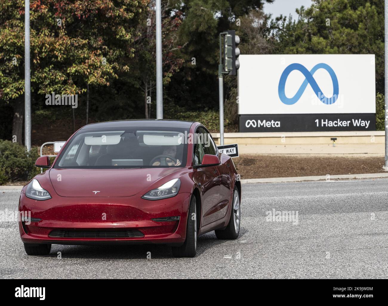 Menlo Park, Stati Uniti. 28th Ott 2022. Una Tesla supera un cartello sul campus Meta di Menlo Park, California, venerdì 28 ottobre 2022. Il 27 ottobre, Meta ha perso $80 miliardi di dollari di valore contabile con un calo delle azioni del 24 per cento sui poveri guadagni. Foto di Terry Schmitt/UPI Credit: UPI/Alamy Live News Foto Stock