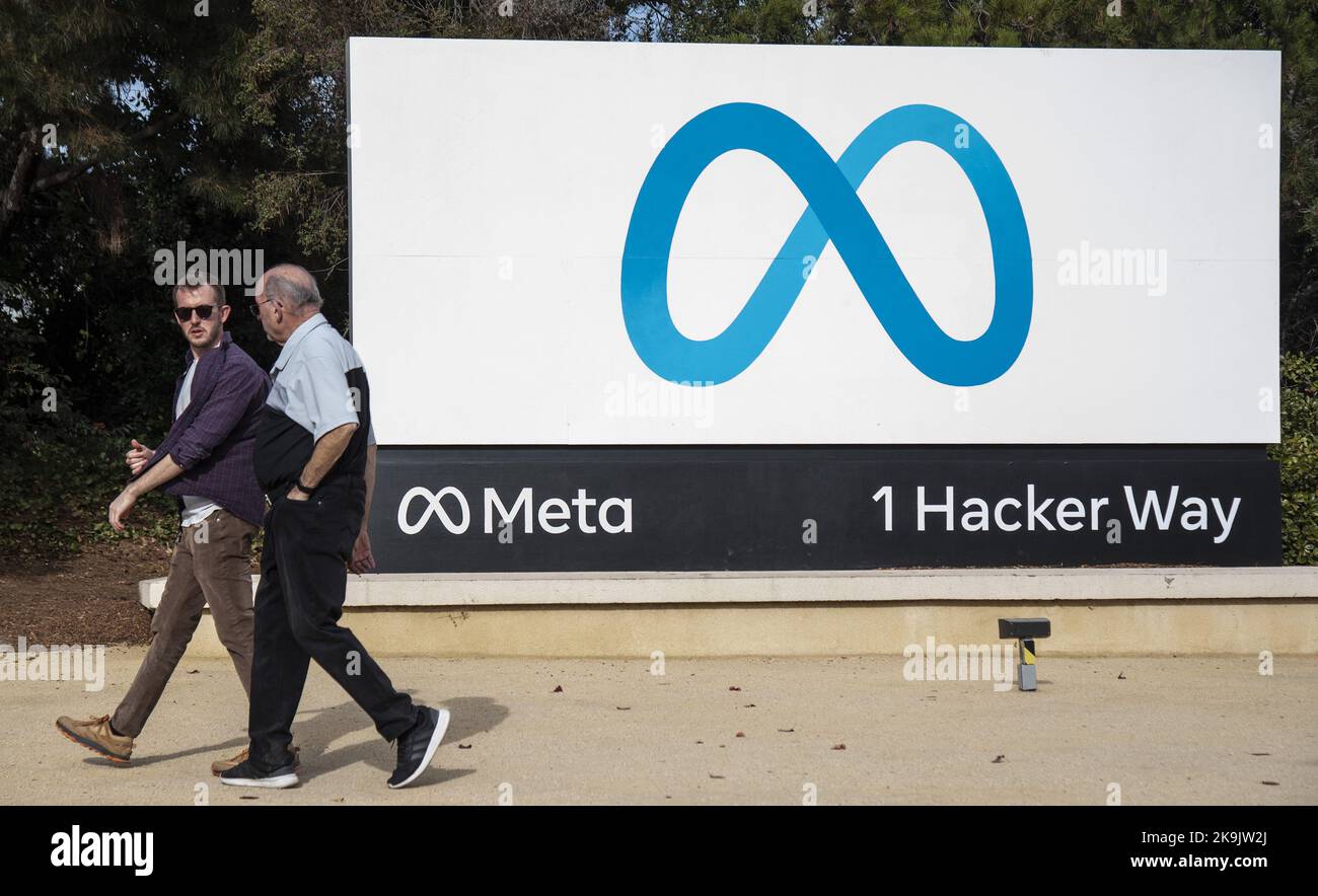 Menlo Park, Stati Uniti. 28th Ott 2022. La gente cammina vicino a un cartello sul campus Meta a Menlo Park, California, venerdì 28 ottobre 2022. Il 27 ottobre, Meta ha perso $80 miliardi di dollari di valore contabile con un calo delle azioni del 24 per cento sui poveri guadagni. Foto di Terry Schmitt/UPI Credit: UPI/Alamy Live News Foto Stock