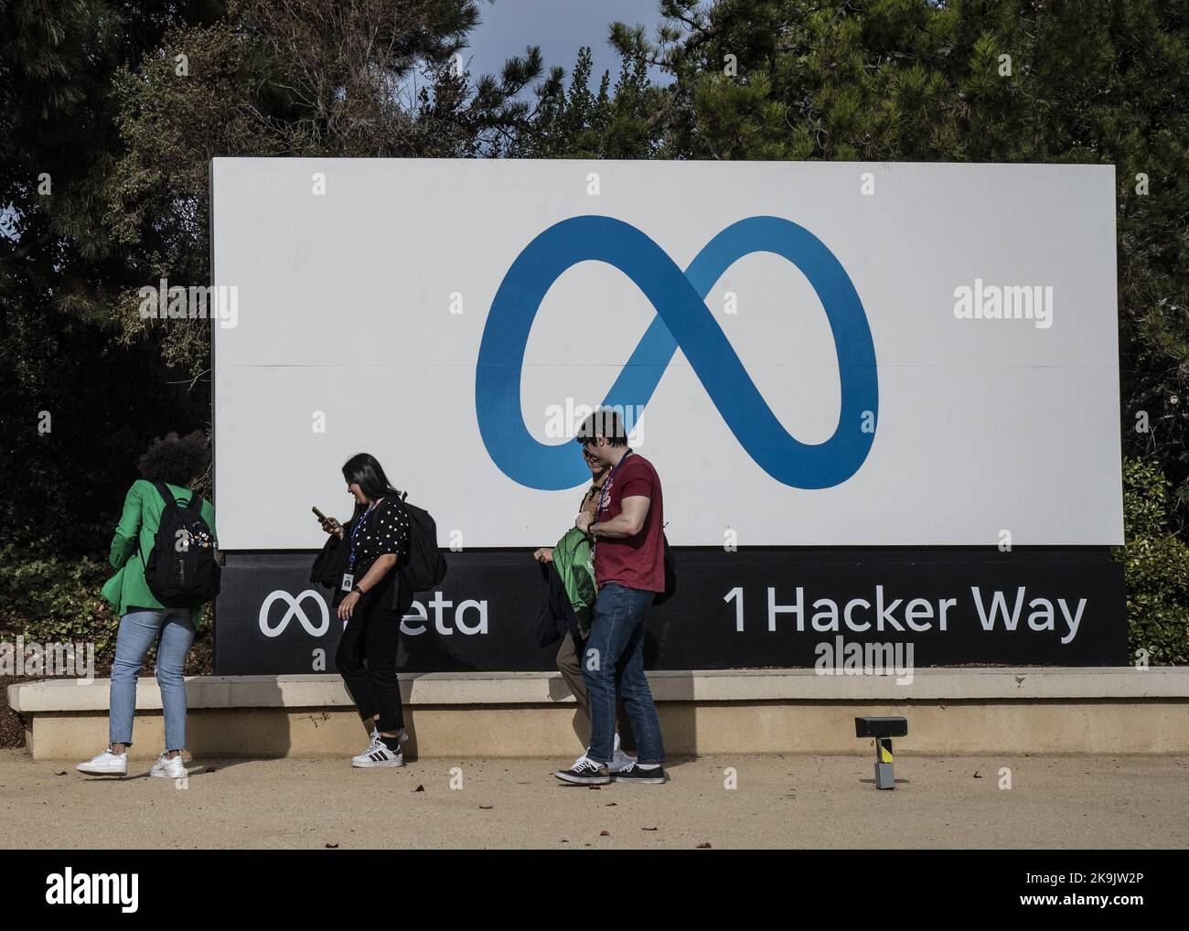 Menlo Park, Stati Uniti. 28th Ott 2022. La gente cammina vicino a un cartello sul campus Meta a Menlo Park, California, venerdì 28 ottobre 2022. Il 27 ottobre, Meta ha perso $80 miliardi di dollari di valore contabile con un calo delle azioni del 24 per cento sui poveri guadagni. Foto di Terry Schmitt/UPI Credit: UPI/Alamy Live News Foto Stock
