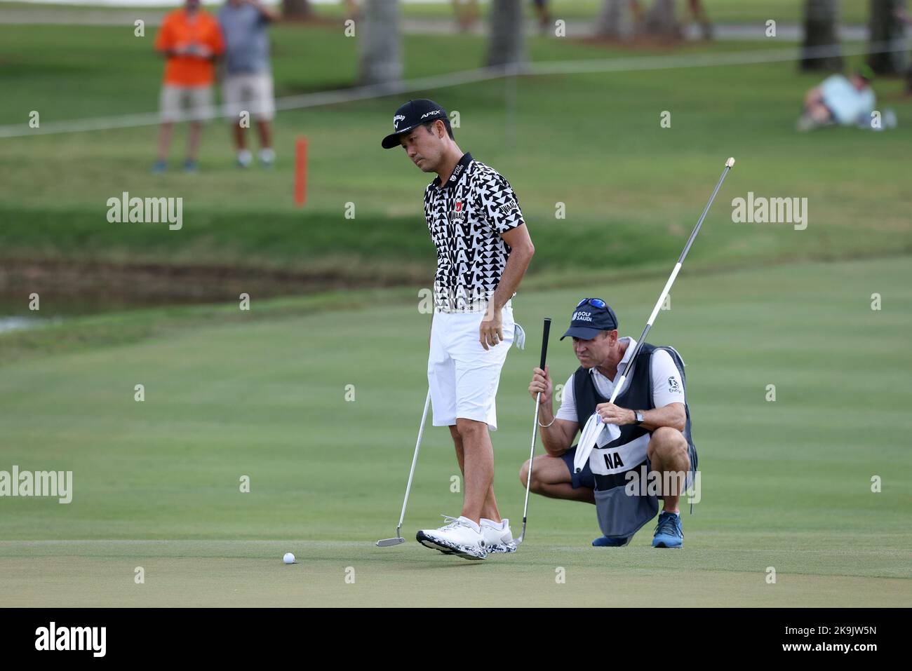 Miami, Stati Uniti. 28th Ott 2022. DORAL, FL - 28 OTTOBRE: Kevin Na si prepara a mettere in campo la prima buca durante le quarti di finale della LIV Golf Invitational - Miami al Trump National Doral Miami il 28 ottobre 2022 a Doral, Florida. (Foto di Alberto E. Tamargo/Sipa USA) Credit: Sipa USA/Alamy Live News Foto Stock