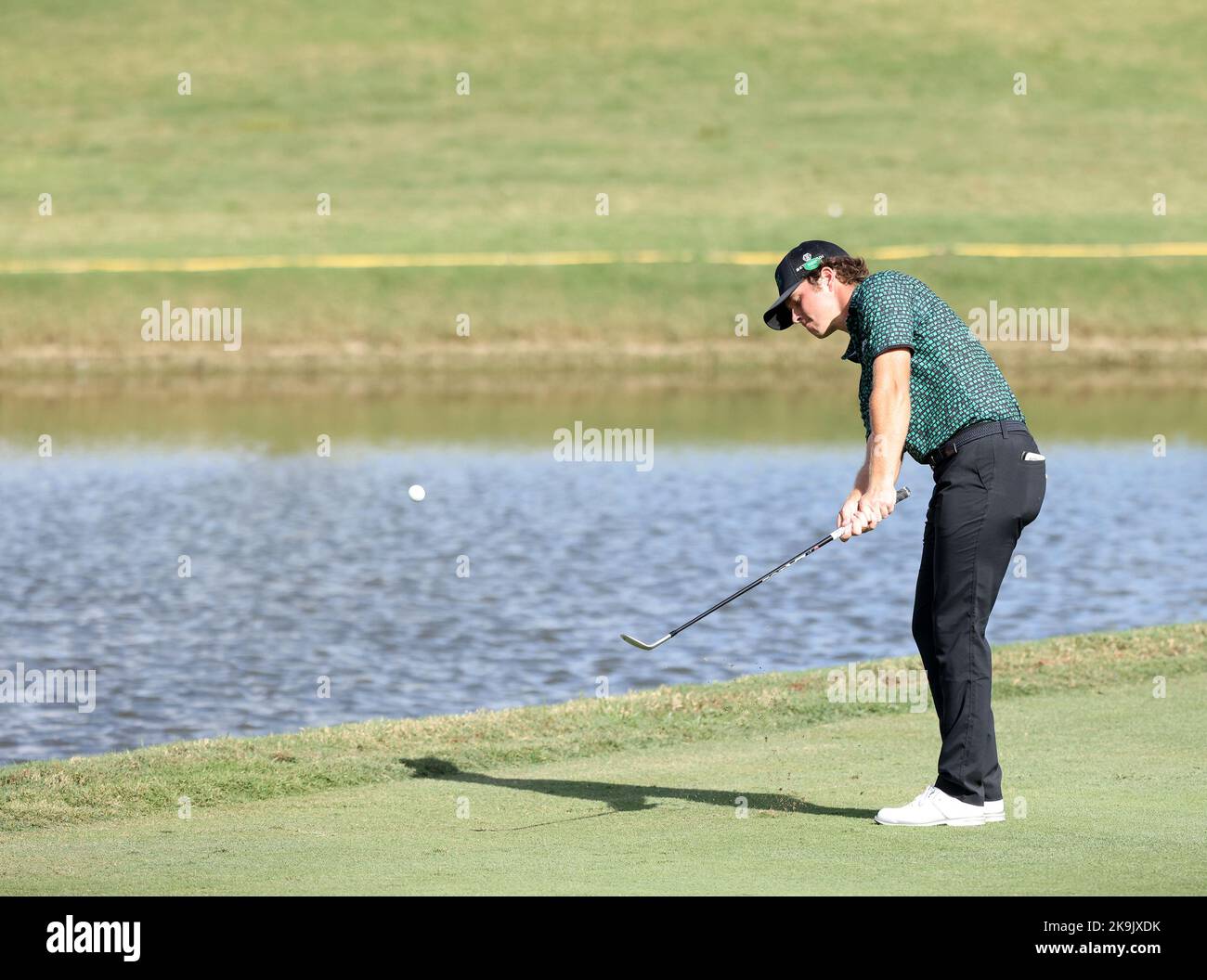 Miami, Stati Uniti. 28th Ott 2022. DORAL, FL - 28 OTTOBRE: Shergo al Kurdi of Cleeks GC colpisce la palla sul fairway hole uno durante le quarti di finale della LIV Golf Invitational - Miami al Trump National Doral Miami il 28 ottobre 2022 a Doral, Florida. (Foto di Alberto E. Tamargo/Sipa USA) Credit: Sipa USA/Alamy Live News Foto Stock