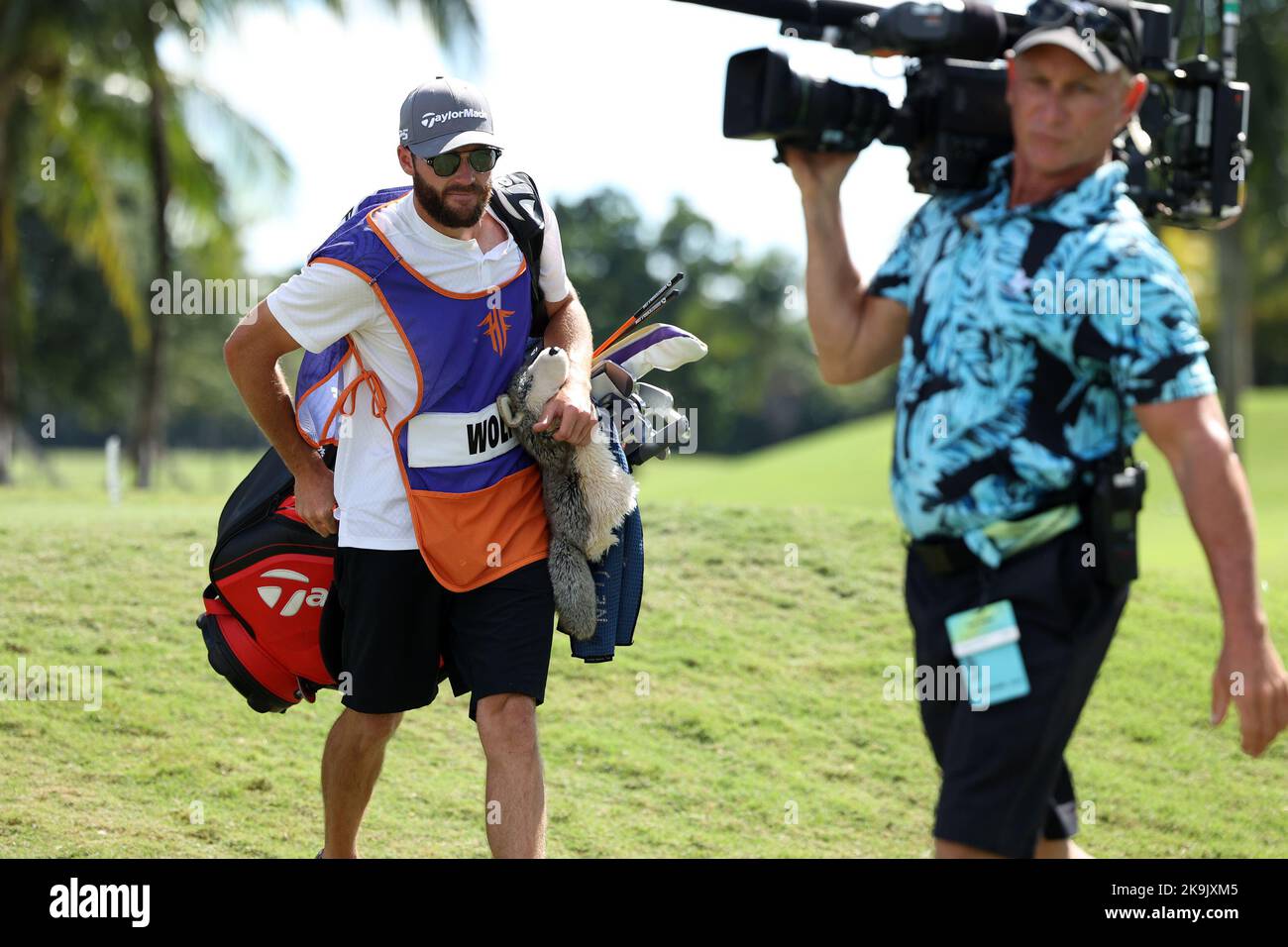 Miami, Stati Uniti. 28th Ott 2022. DORAL, FL - 28 OTTOBRE: Matthew Wolff cammina fino alla seconda buca durante le quarti di finale della LIV Golf Invitational - Miami al Trump National Doral Miami il 28 ottobre 2022 a Doral, Florida. (Foto di Alberto E. Tamargo/Sipa USA) Credit: Sipa USA/Alamy Live News Foto Stock