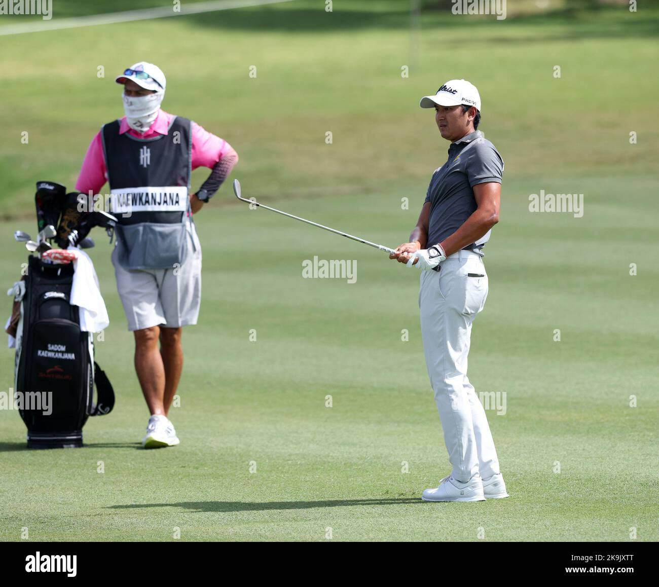 Miami, Stati Uniti. 28th Ott 2022. DORAL, FL - 28 OTTOBRE: Sadom Kaewkanjana guarda verso il primo green durante i quarti di finale della LIV Golf Invitational - Miami al Trump National Doral Miami il 28 ottobre 2022 a Doral, Florida. (Foto di Alberto E. Tamargo/Sipa USA) Credit: Sipa USA/Alamy Live News Foto Stock