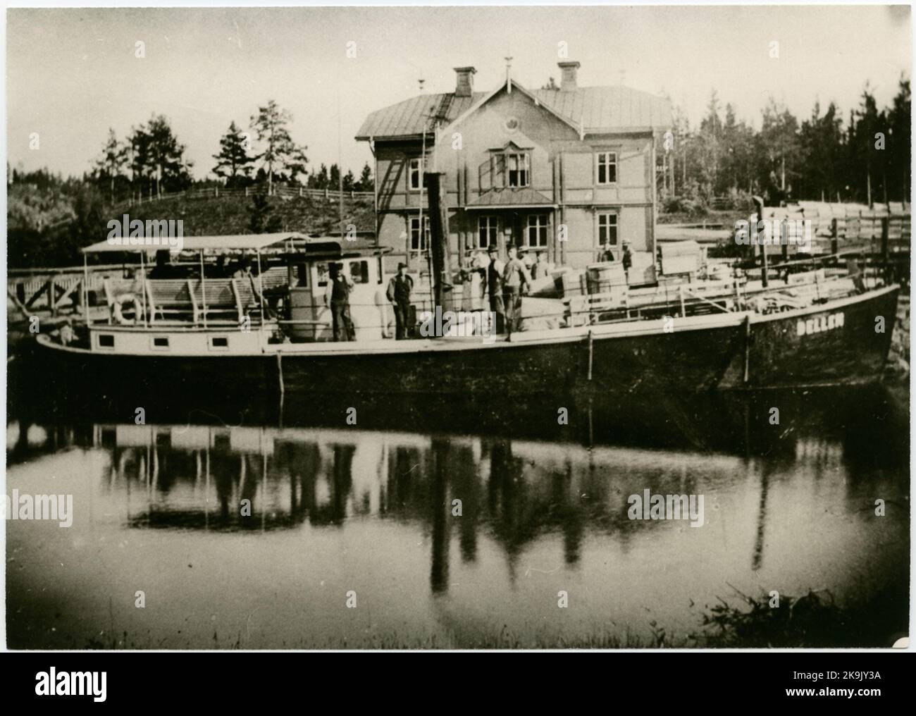 Il vaporiera Dellen fuori dalla stazione di Näsvikens. Il vaporizzatore Dellen è stato costruito nel 1861 presso Lindbergs MV & Varv AB a Stoccolma. Il cliente era Hudiksvall Steam Sawing Mill Company Limited di Londra, presso Svenska Hudiksvalls Angaktiebolag, chiamata la società inglese. Le dimensioni della barca erano di 18,20 x 3,53 x 1,93 metri. Il motore a vapore era SEK 20 Deps. Nel 1868, la vaporiera Dellen è stata trasferita alla società di produzione del legno di Hudiksvall, di recente costituzione, da quando la società inglese ha interrotto le sue attività. Dopo l'entrata in funzione della stazione di Näsviken nel novembre 1874, la società di comunicazione Foto Stock