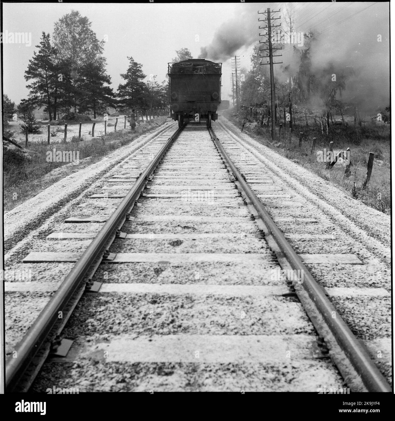 Treno di uscita del cavo. Plusing telecomunicazioni in terrapieno prima di elettrificazione delle operazioni ferroviarie. Il treno è trainato da una N-locomotiva con un K-Tender collegato. Ciò ha dato più grande acqua e deposito di carbone in modo da potreste essere fuori più lungamente prima che i depositi hanno dovuto essere riforniti. Foto Stock