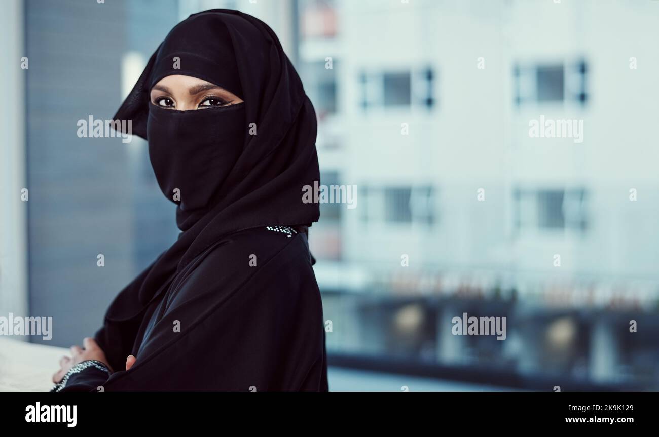 Im che rende questo posto di lavoro mio. Ritratto corto di una donna d'affari arabica in un burka in piedi nel suo ufficio. Foto Stock