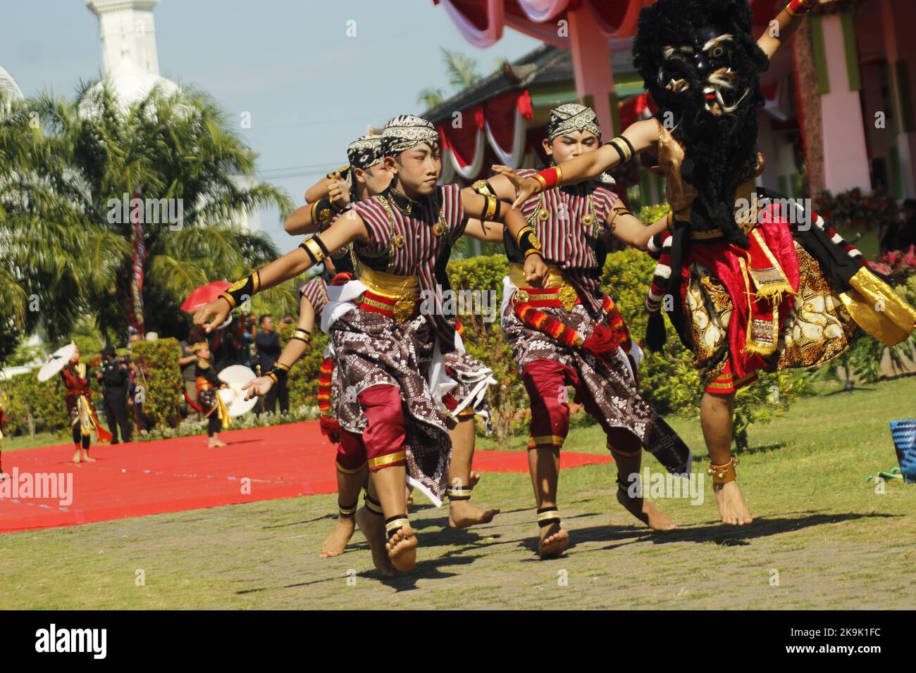 Madiun, Giava Orientale, Indonesia. 28th Ott 2022. Un certo numero di studenti ha eseguito la tradizionale danza jack di Madiun Regency in Piazza Caruban, Madiun Regency. Credit: ZUMA Press, Inc./Alamy Live News Foto Stock