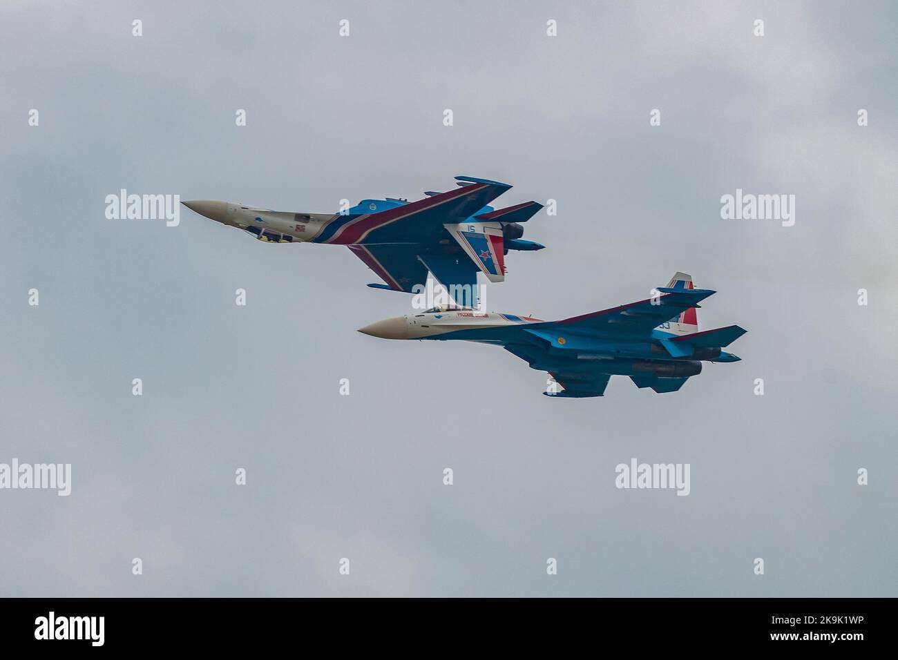 KUBINKA, RUSSIA - 20 AGOSTO 2022: Due combattenti su-35S della squadra aeronautica russa dei Cavalieri eseguono la figura di aerobica 'Specchio'. Spettacolo aereo sul A Foto Stock