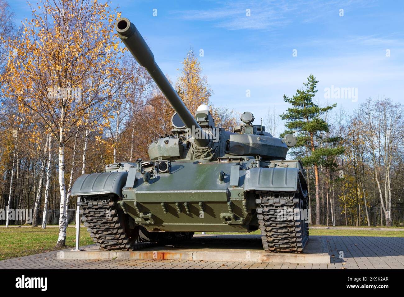 KIROVSK, RUSSIA - 24 SETTEMBRE 2022: Primo piano del carro armato medio sovietico T-62M in un giorno di sole di ottobre. Esposizione del museo 'la svolta del blocco Foto Stock
