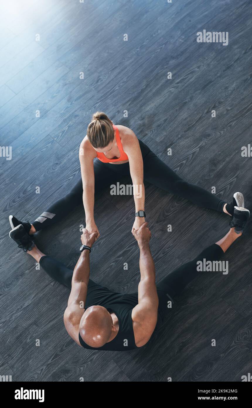 Rafforzarsi insieme. Persone che si allenano in palestra. Foto Stock