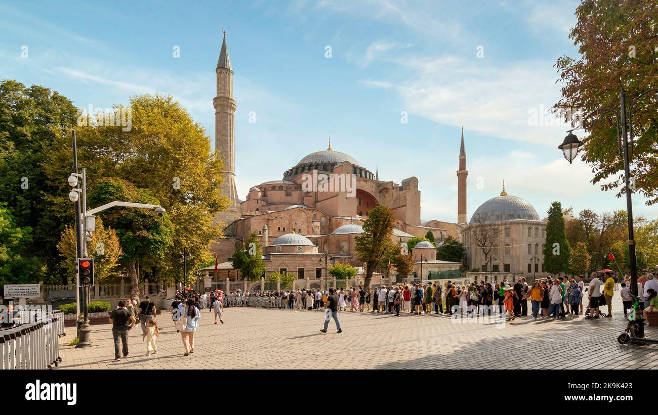 Istanbul, Turchia - 30 2022 agosto: Lunga coda di turisti e locali in attesa di entrare nella moschea di Hagia Sophia, o Ayasofya Camii, ex chiesa greco-ortodossa, durante le vacanze del giorno della Vittoria Foto Stock