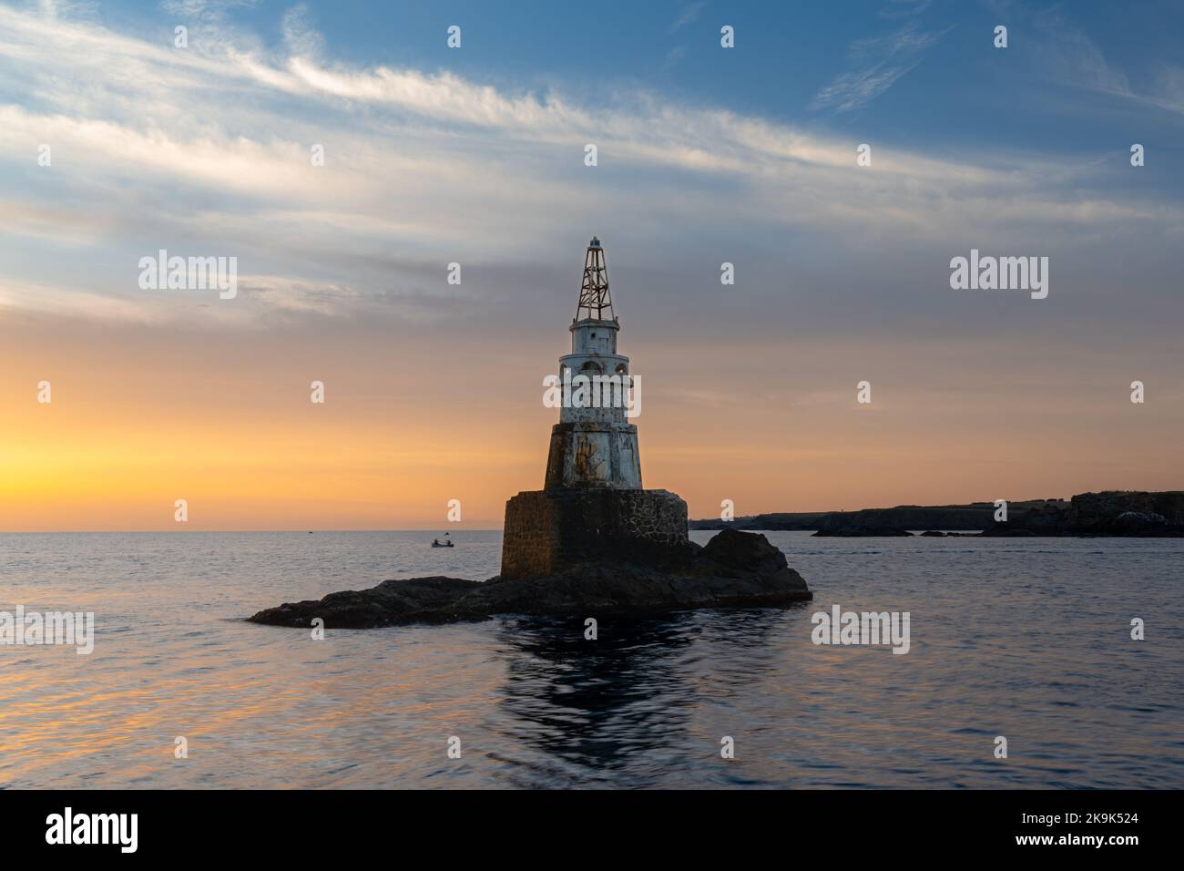 Una vista del piccolo porto lighthosue in Athopol sulla costa del Mar Nero della Bulgaria all'alba Foto Stock