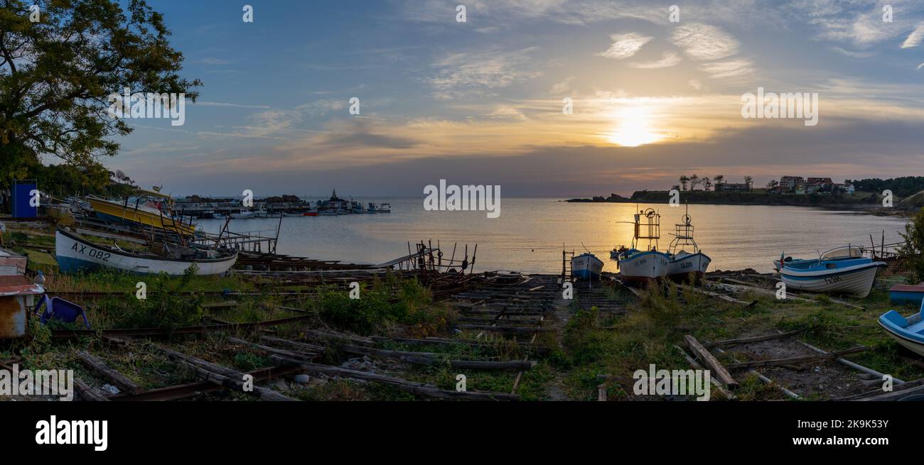 Athopol, Bulgaria - 23 ottobre 2022: Vista panoramica delle rampe e delle piccole barche da pesca nel porto di Athopol sul Mar Nero all'alba Foto Stock