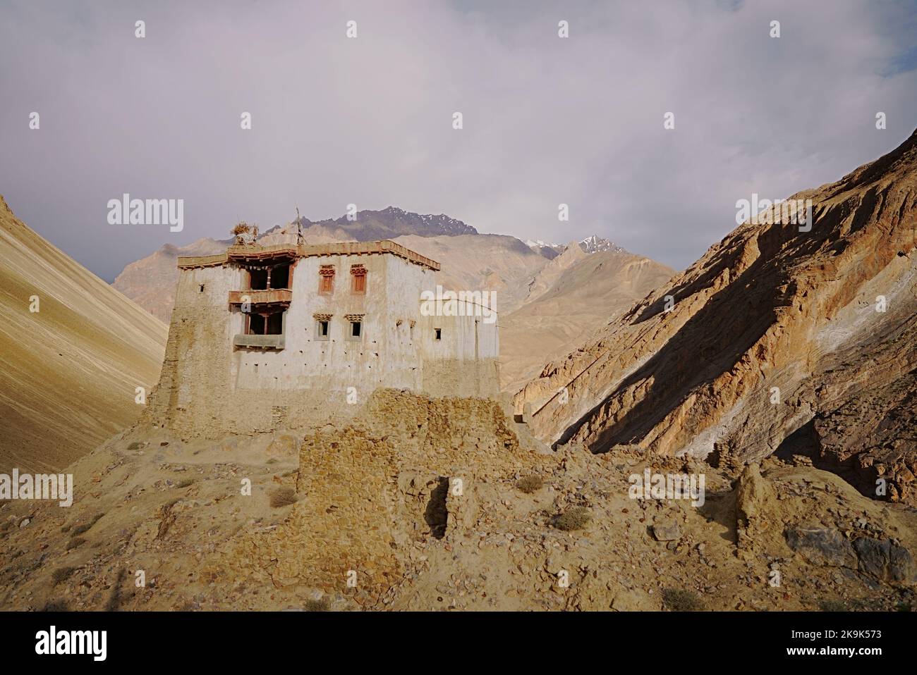 Zangla era una delle antiche capitali della Valle di Zanskar e tutto ciò che rimane da quell'antico impero è una piccola parte del forte. Foto Stock